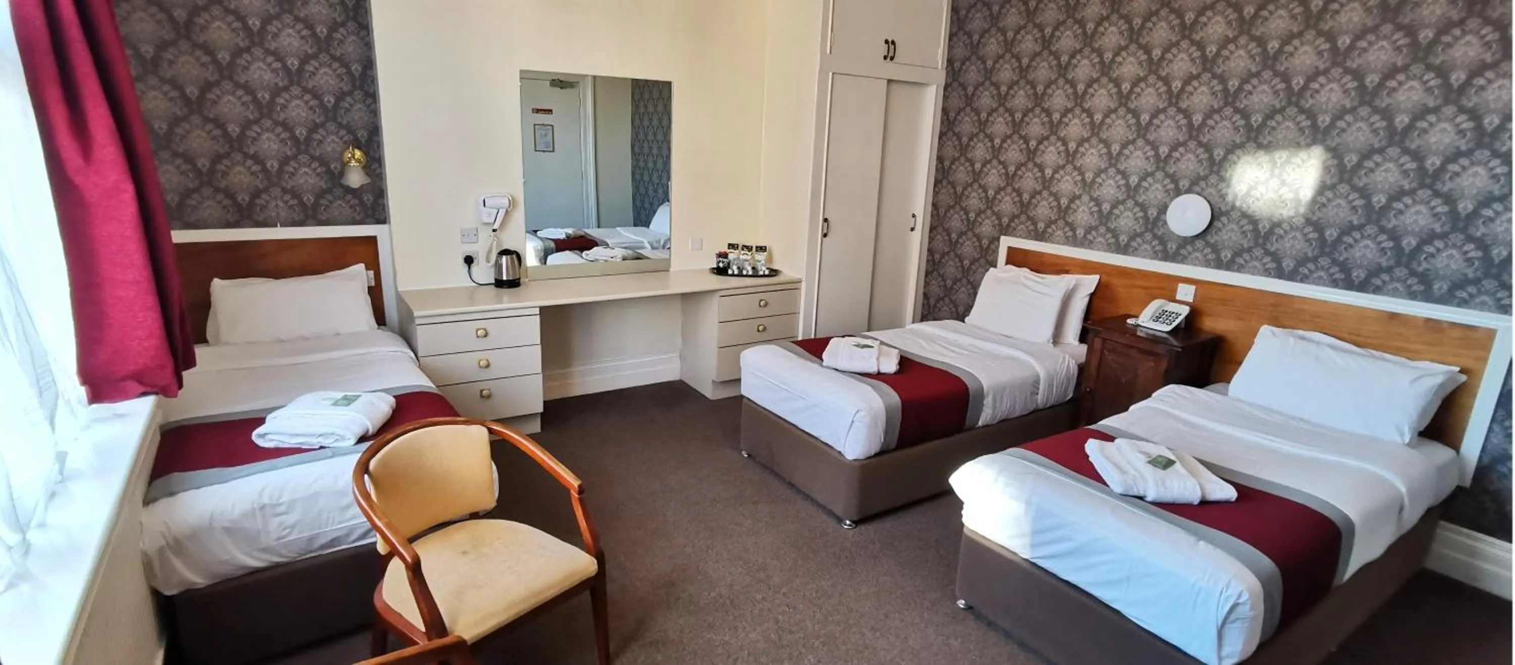 Bedroom, Bed in Russell Hotel