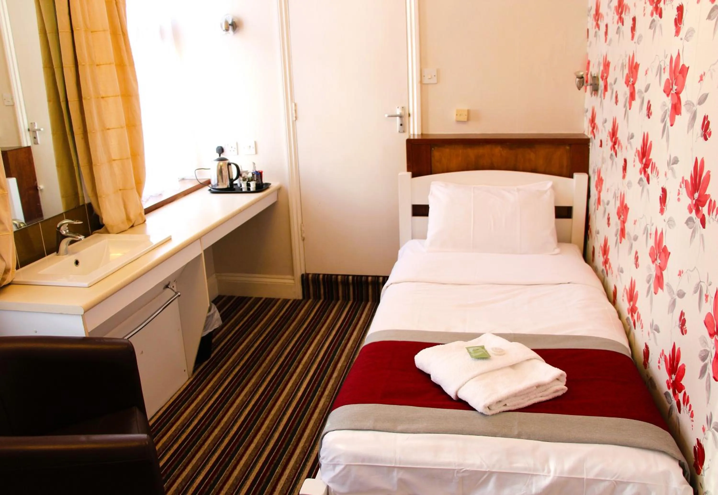 Bedroom, Bed in Russell Hotel