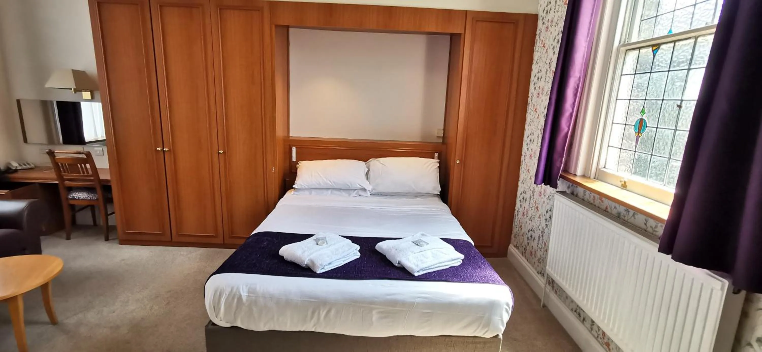 Property building, Bed in Russell Hotel