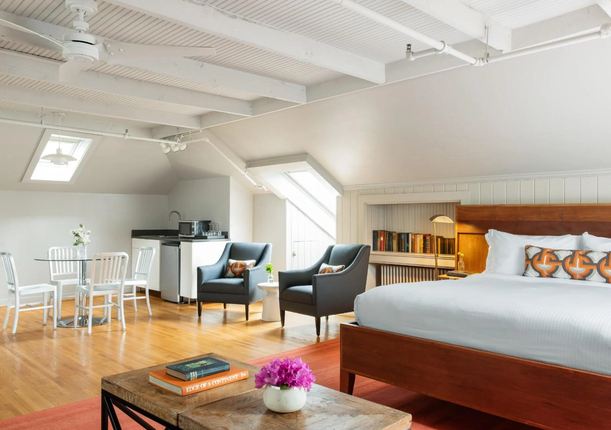 Bedroom, Bed in Oakhurst Inn at the University