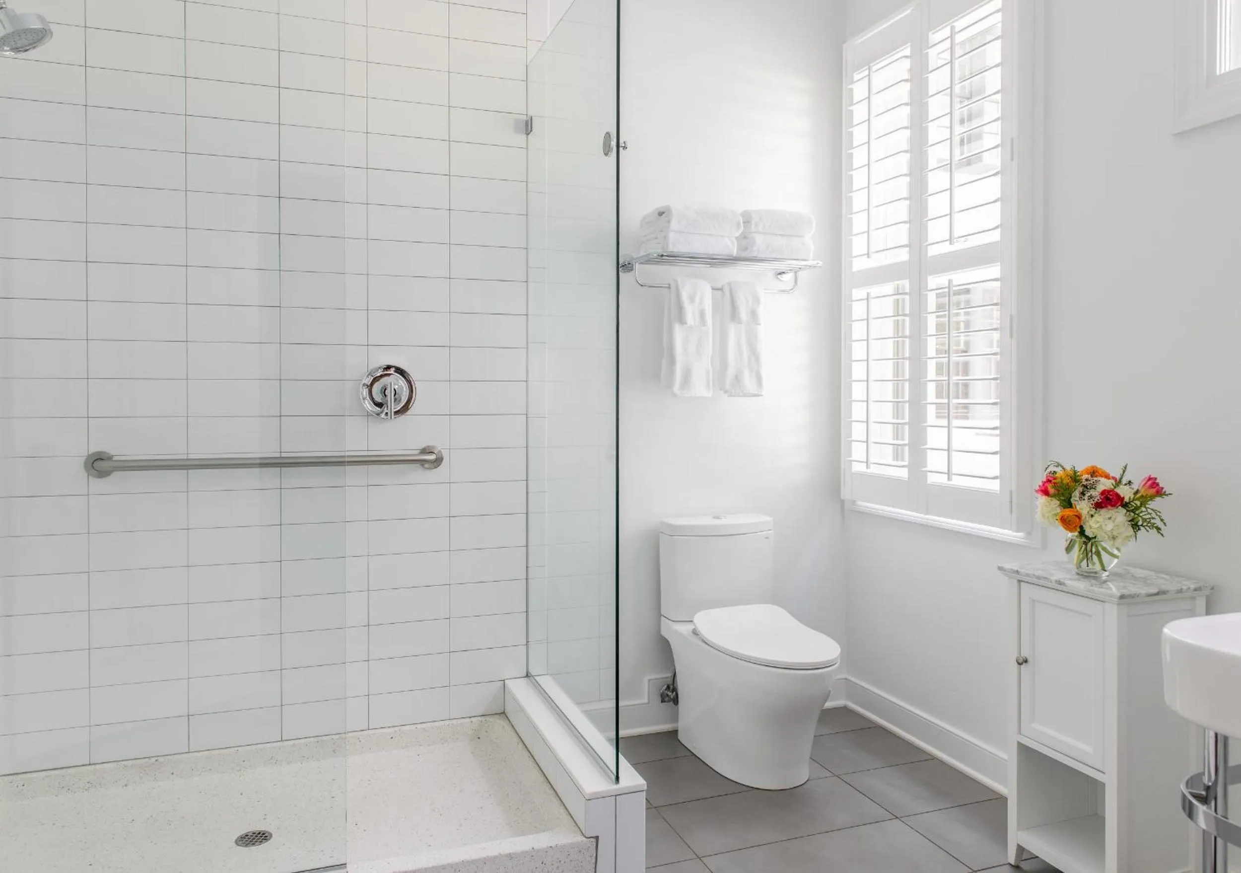 Bathroom in Oakhurst Inn at the University