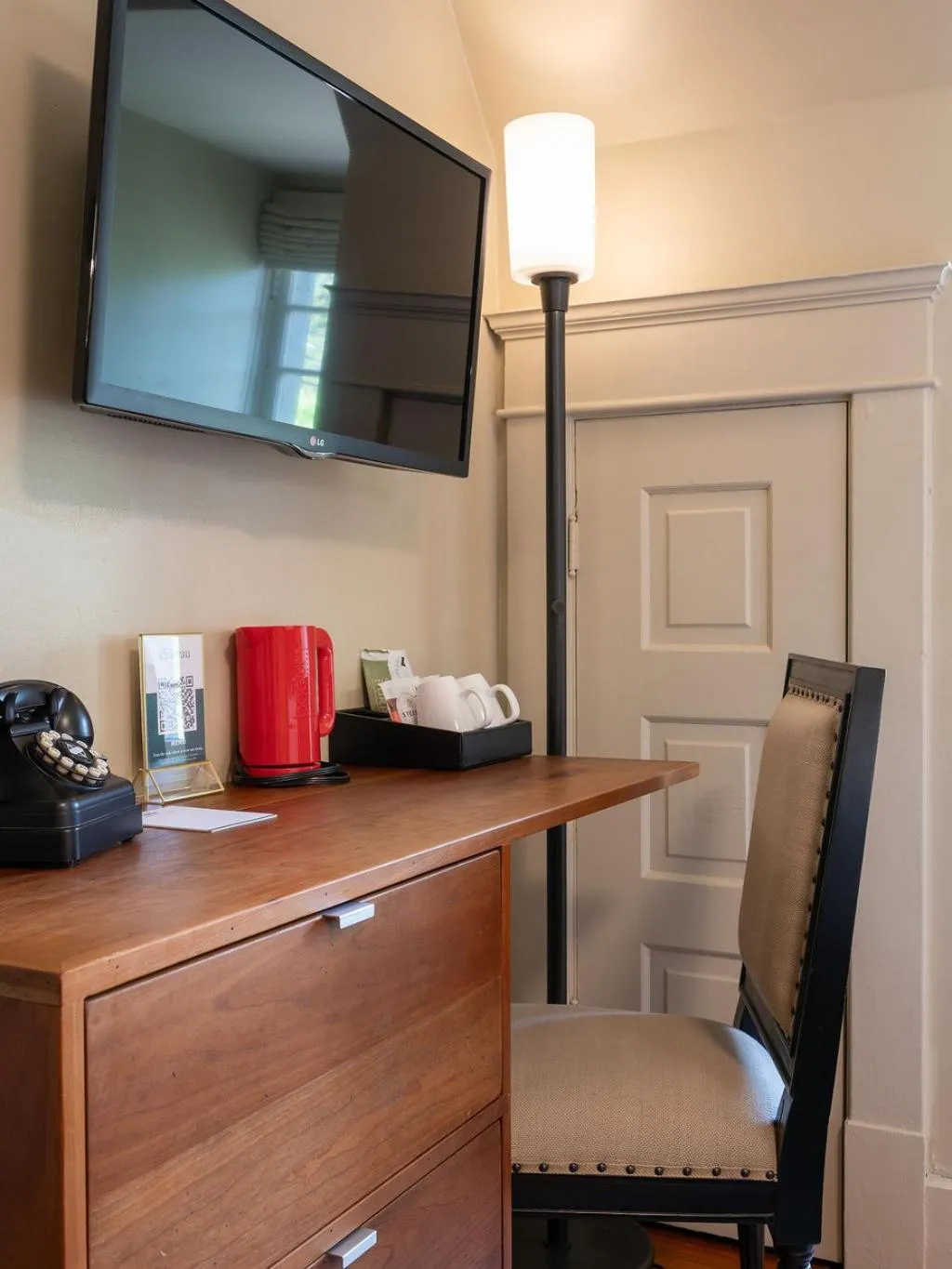 TV and multimedia in Oakhurst Inn at the University