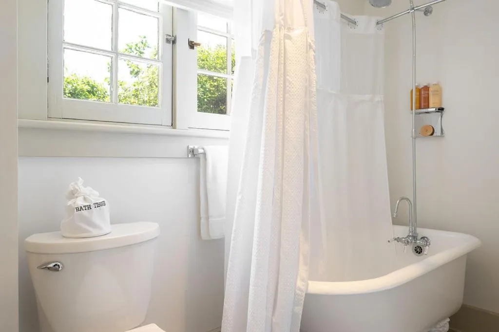 Bathroom in Oakhurst Inn at the University