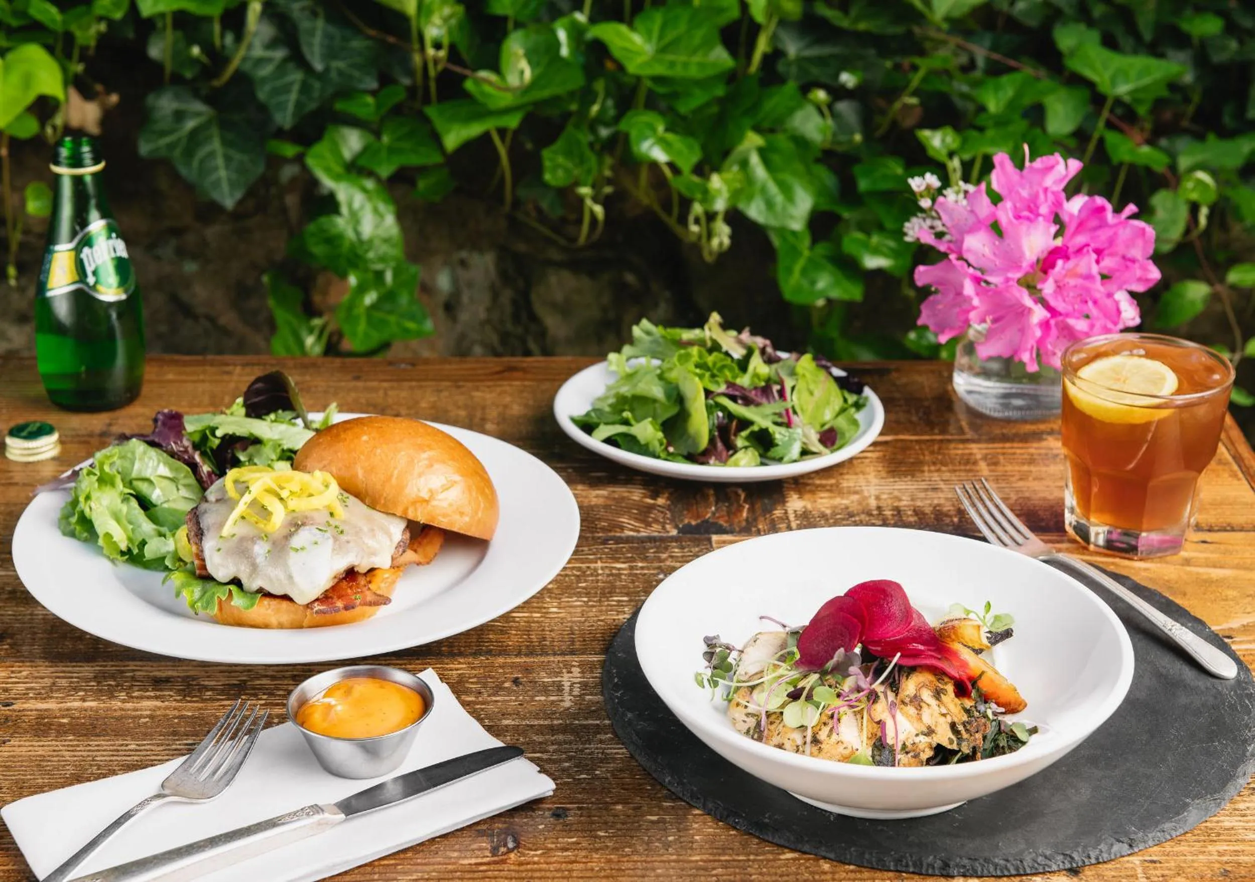 Restaurant/places to eat in Oakhurst Inn at the University