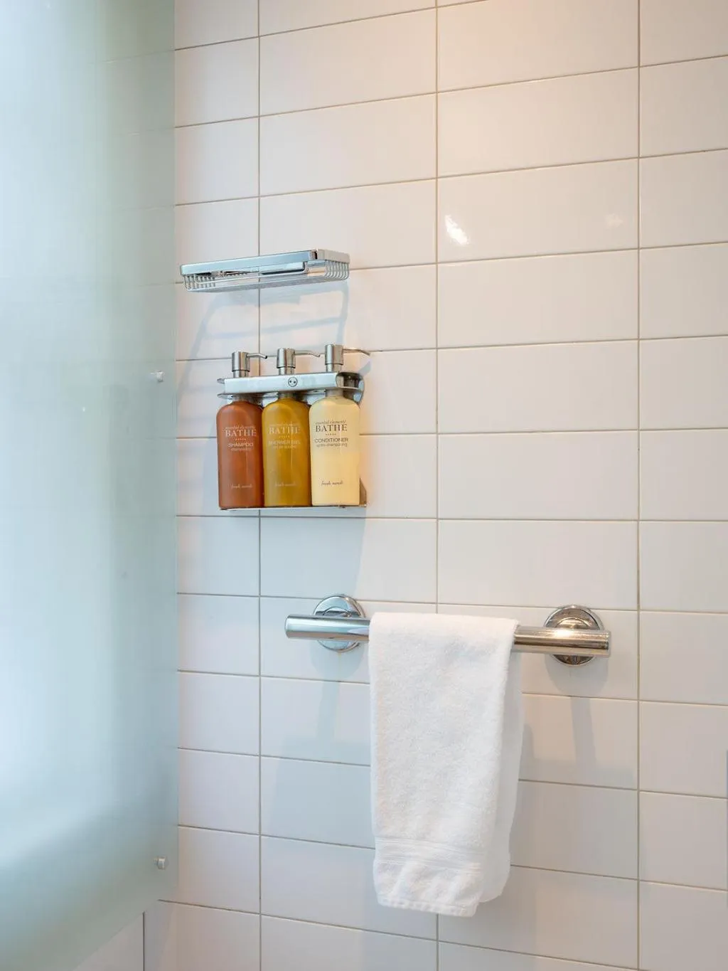 Bathroom in Oakhurst Inn at the University