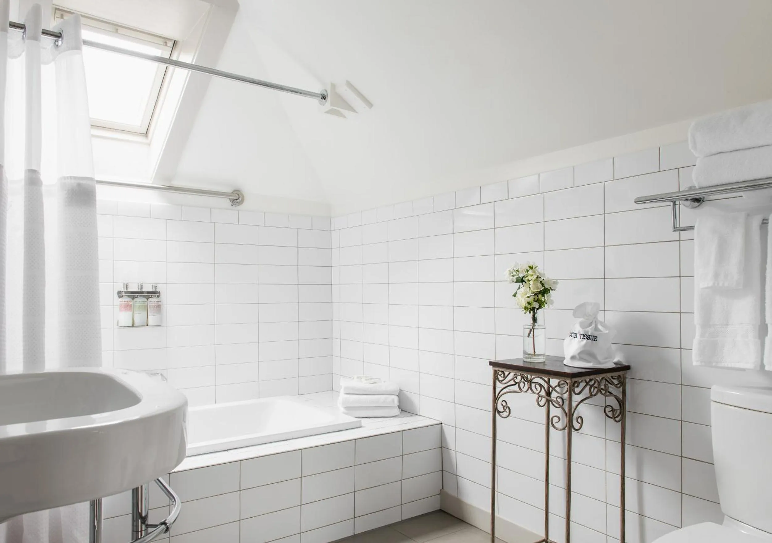 Bathroom in Oakhurst Inn at the University