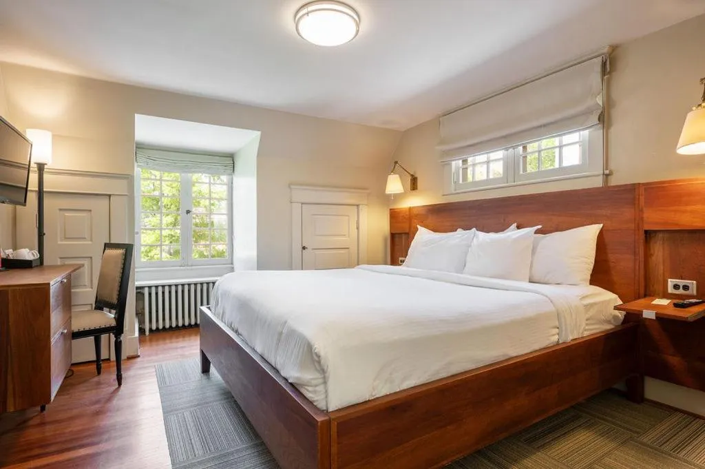 Bedroom, Bed in Oakhurst Inn at the University