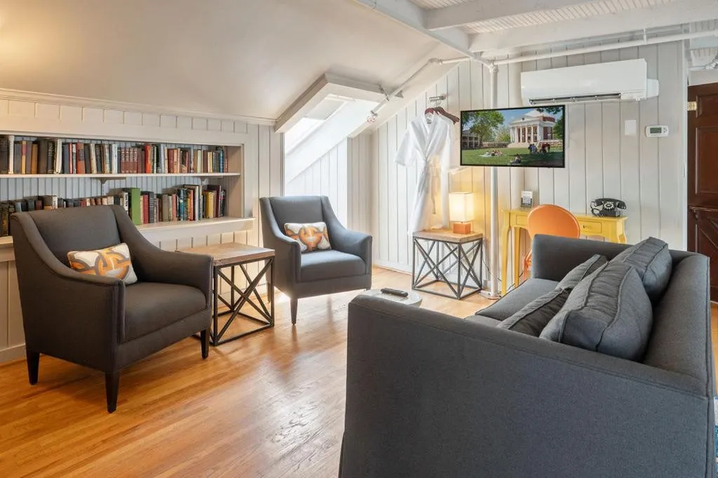 TV and multimedia in Oakhurst Inn at the University