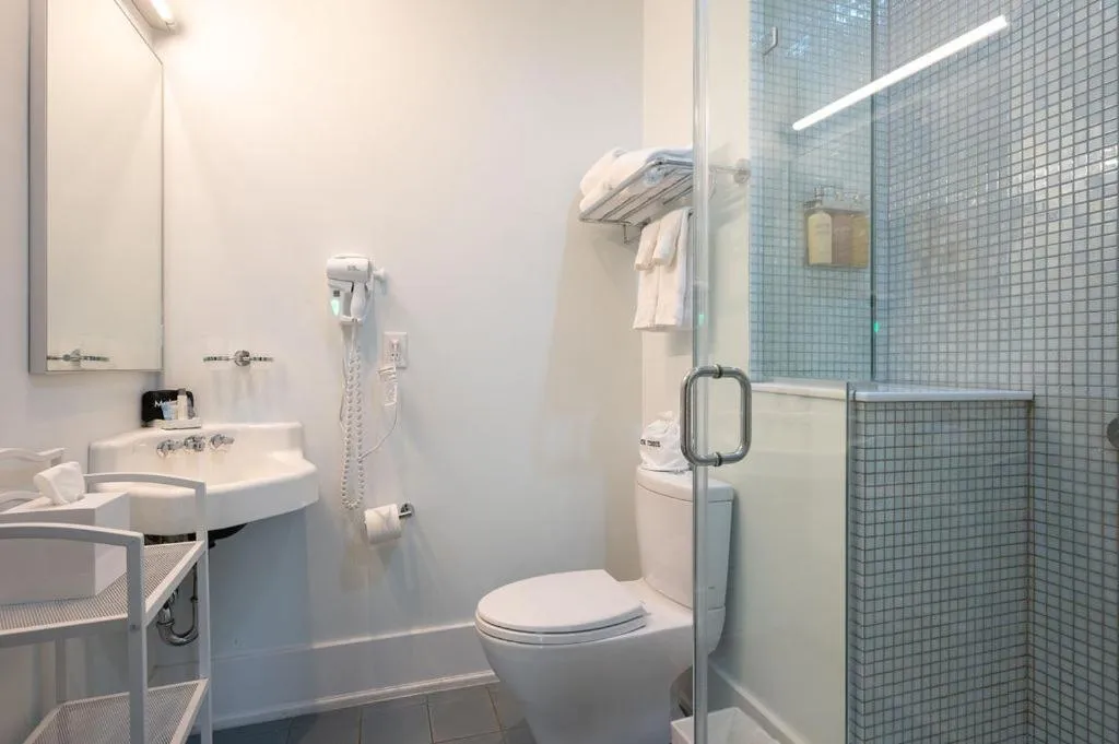 Bathroom in Oakhurst Inn at the University