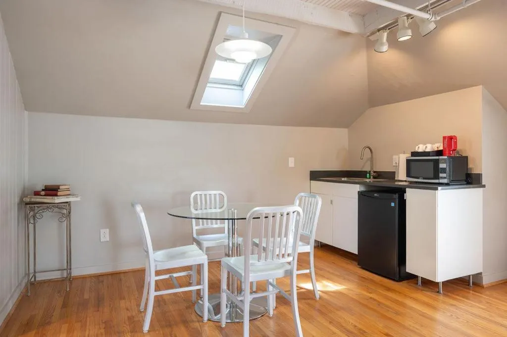 kitchen in Oakhurst Inn at the University