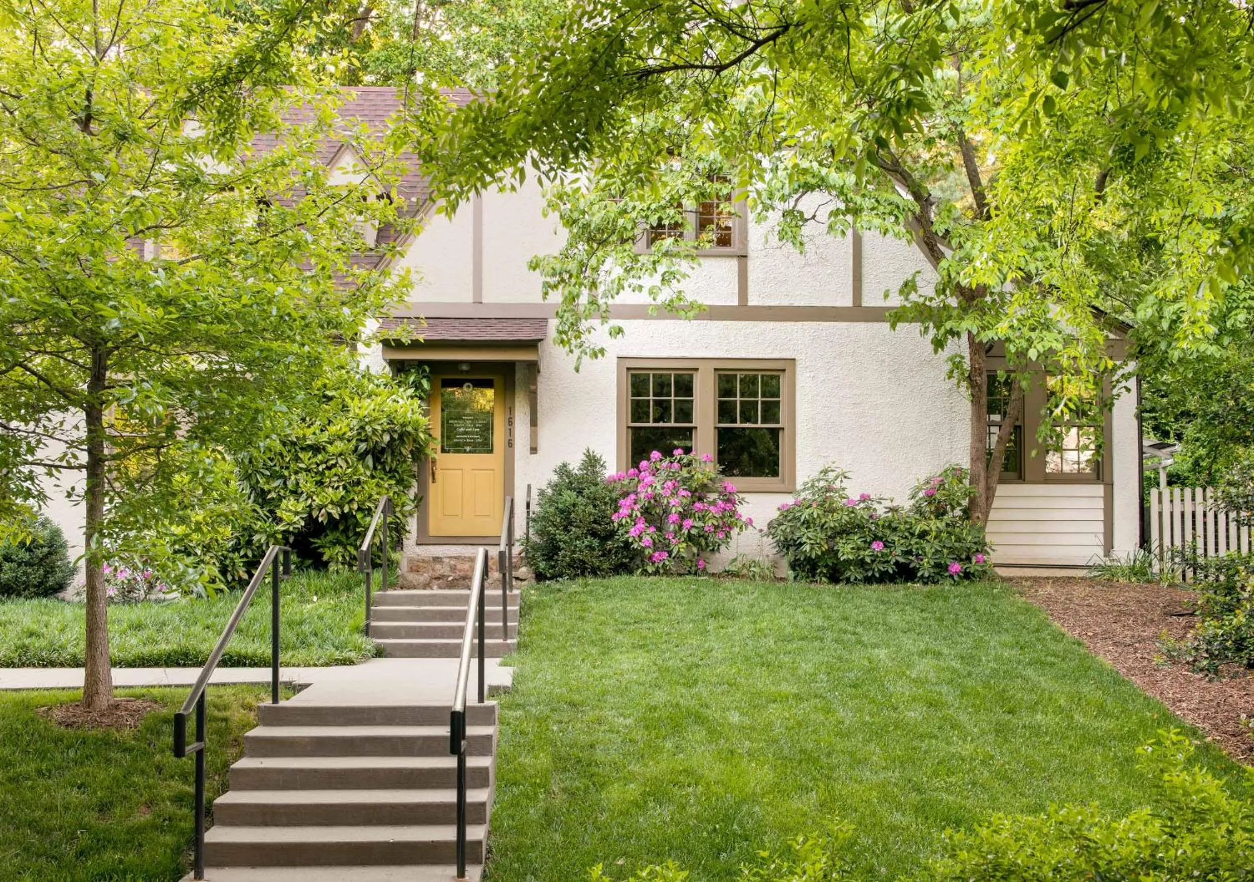 Property building in Oakhurst Inn at the University