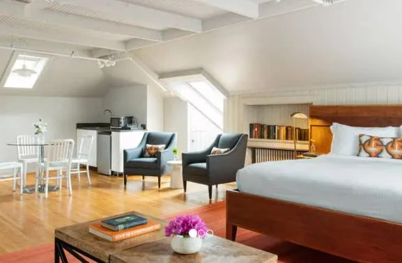 Bedroom, Bed in Oakhurst Inn at the University