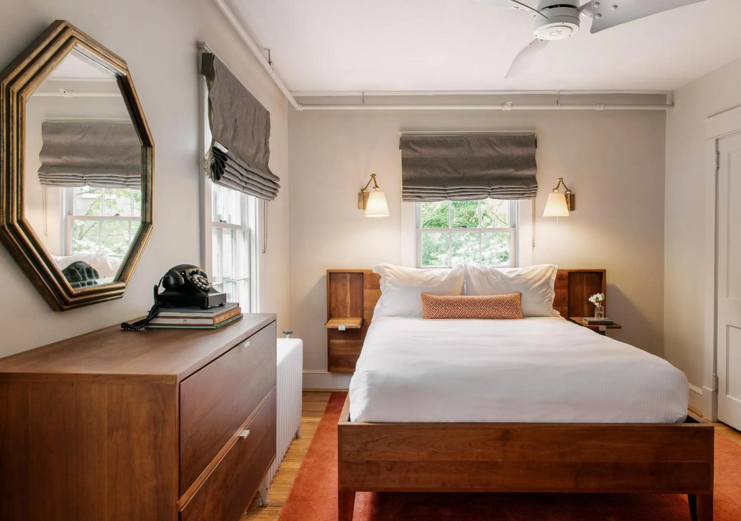 Bed in Oakhurst Inn at the University