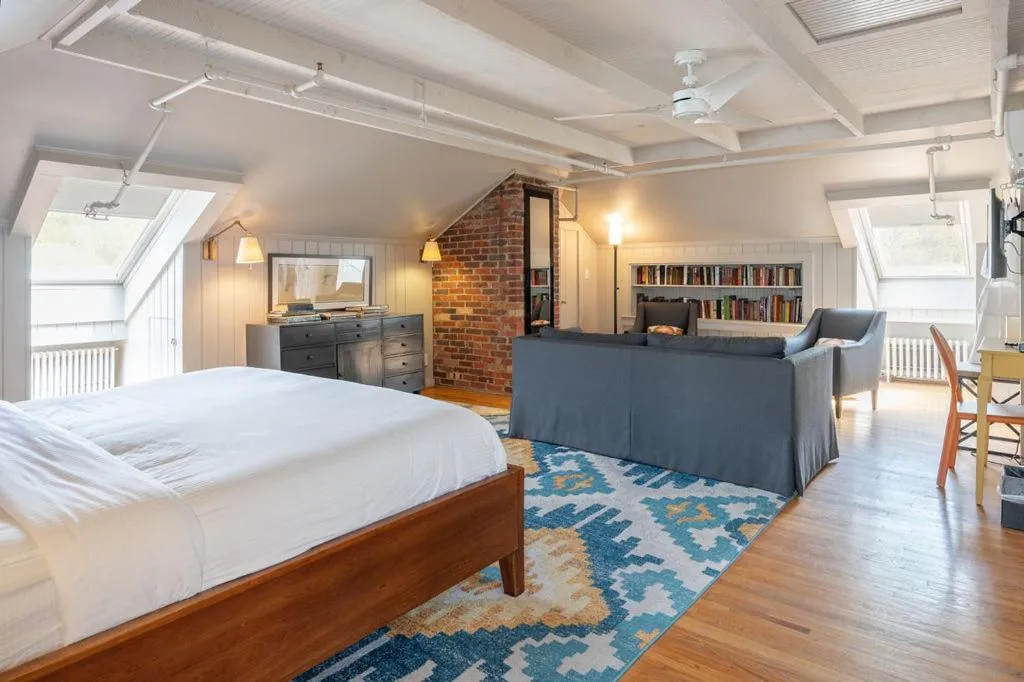 Bedroom, Bed in Oakhurst Inn at the University