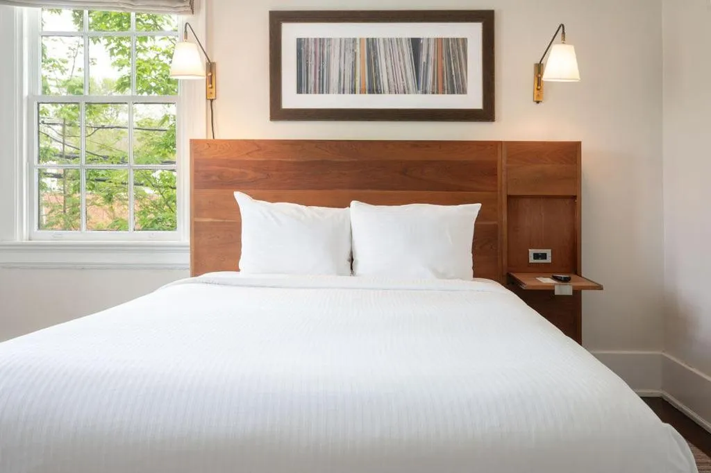 Bedroom, Bed in Oakhurst Inn at the University