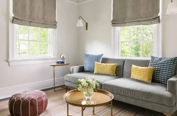 Living room in Oakhurst Inn at the University