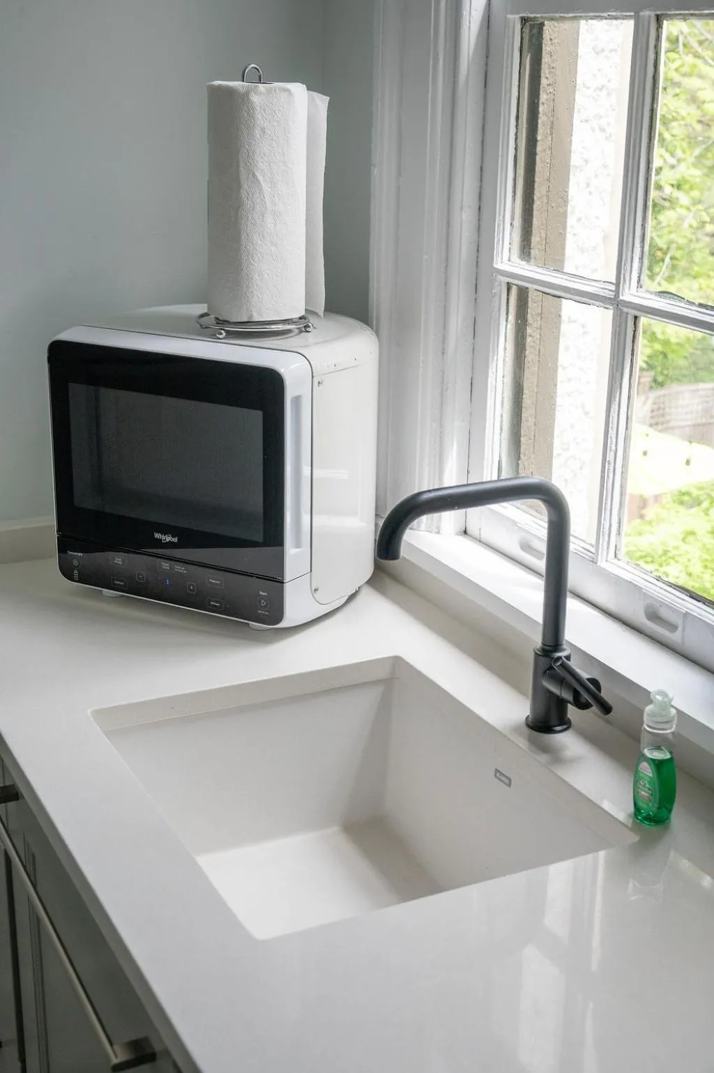 microwave in Oakhurst Inn at the University