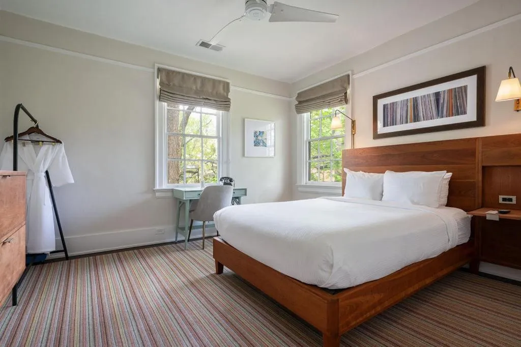 Bedroom, Bed in Oakhurst Inn at the University