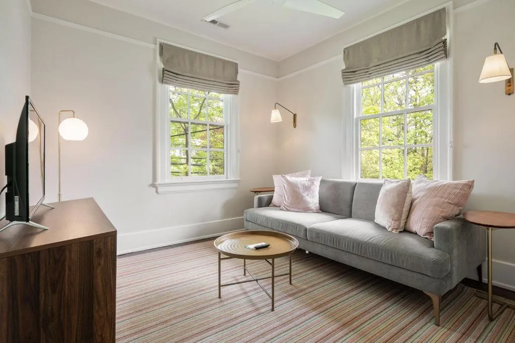 Living room in Oakhurst Inn at the University