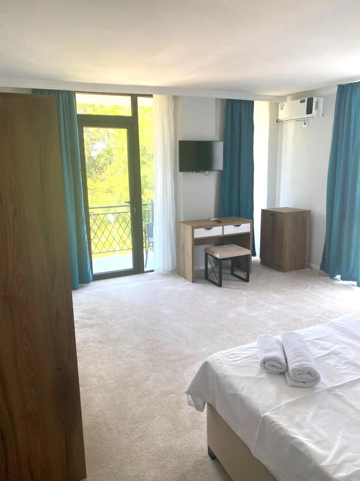 Photo of the whole room, Bed in Royal Palace