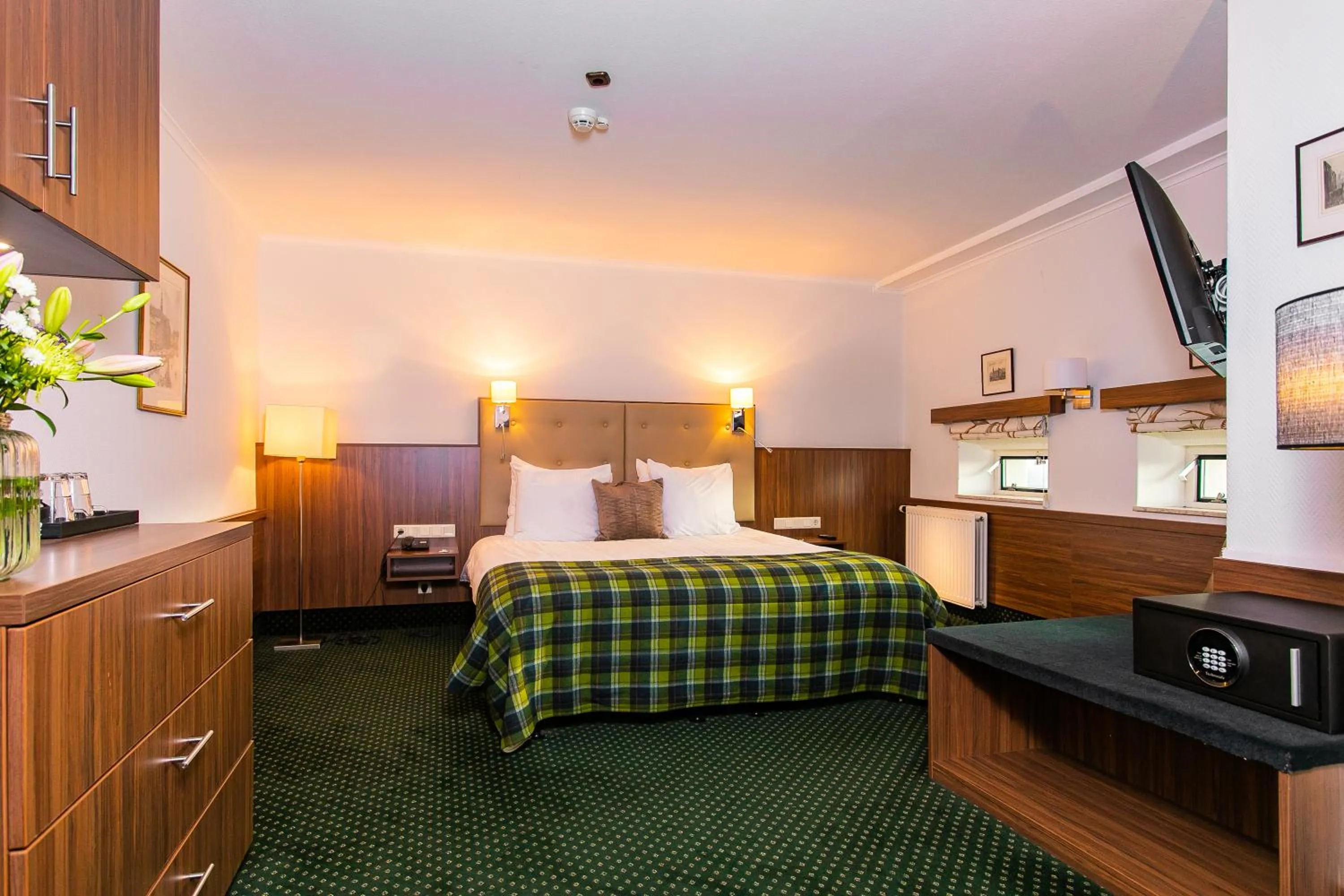 Bedroom, Bed in Golden Tulip Hotel Central