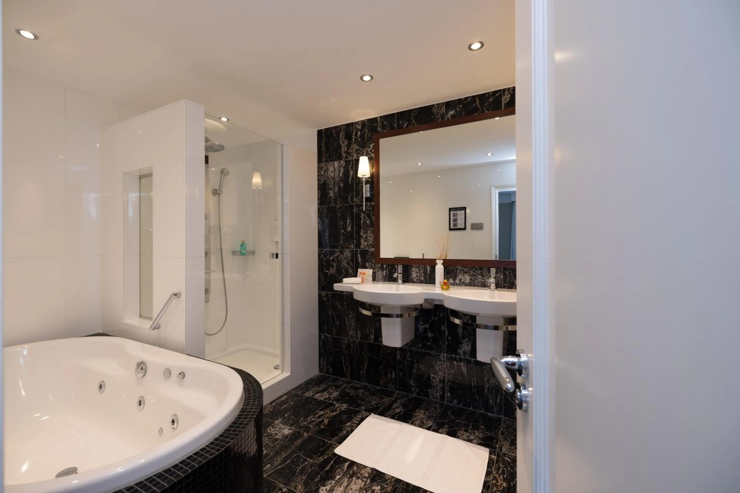 Shower in Golden Tulip Hotel Central