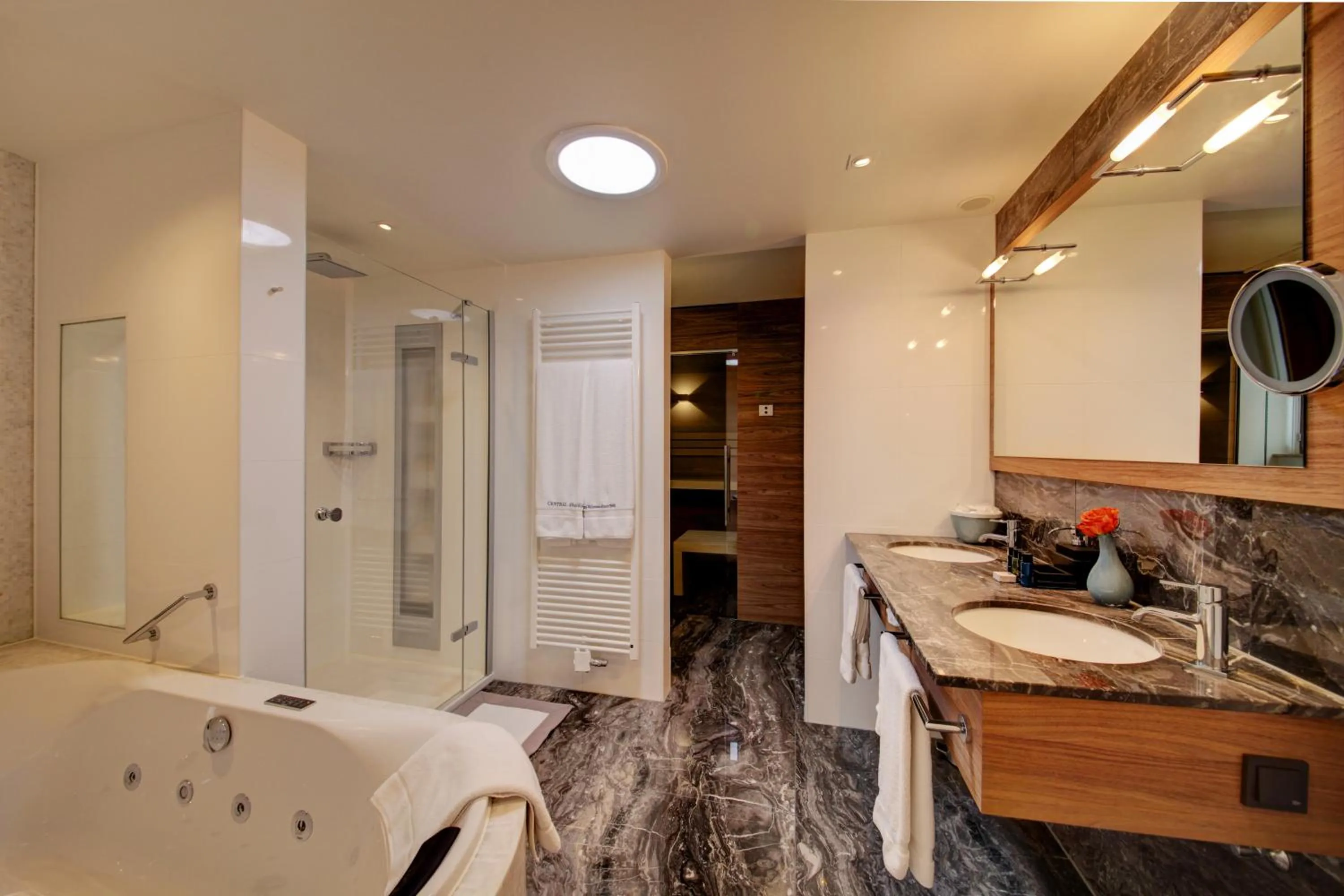 Shower in Golden Tulip Hotel Central