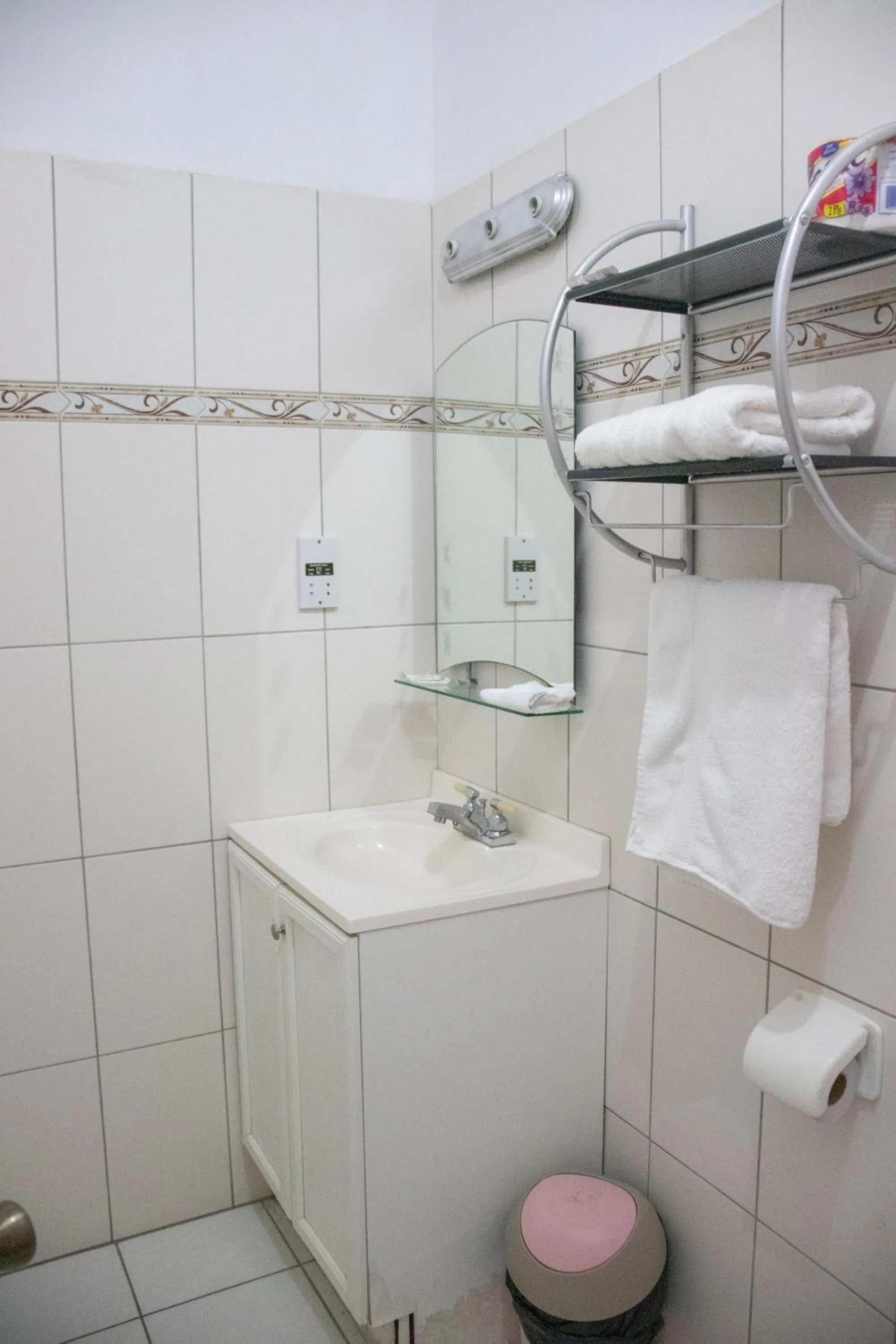 Bathroom in La Flamboyant Hotel