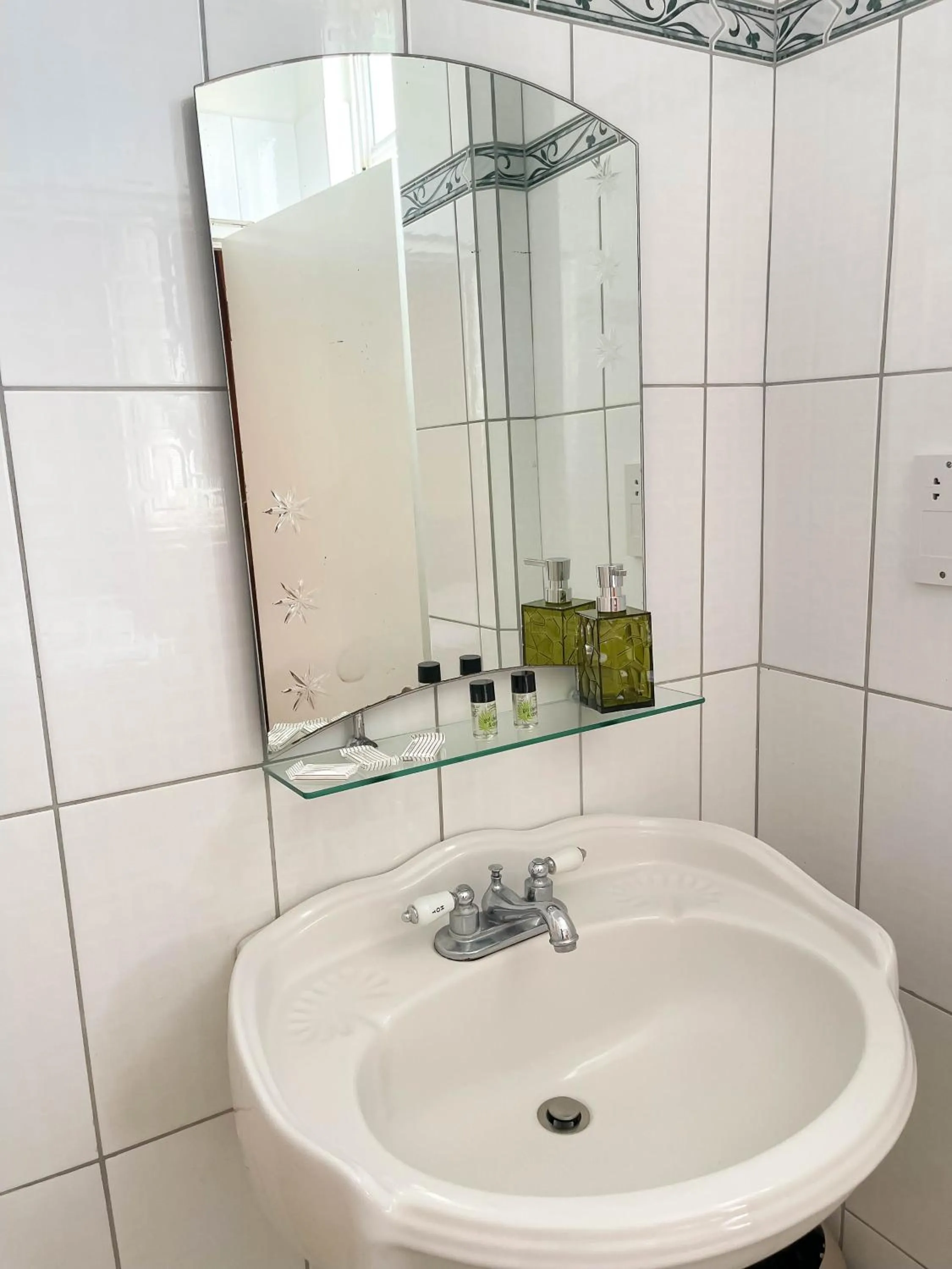 Bathroom in La Flamboyant Hotel