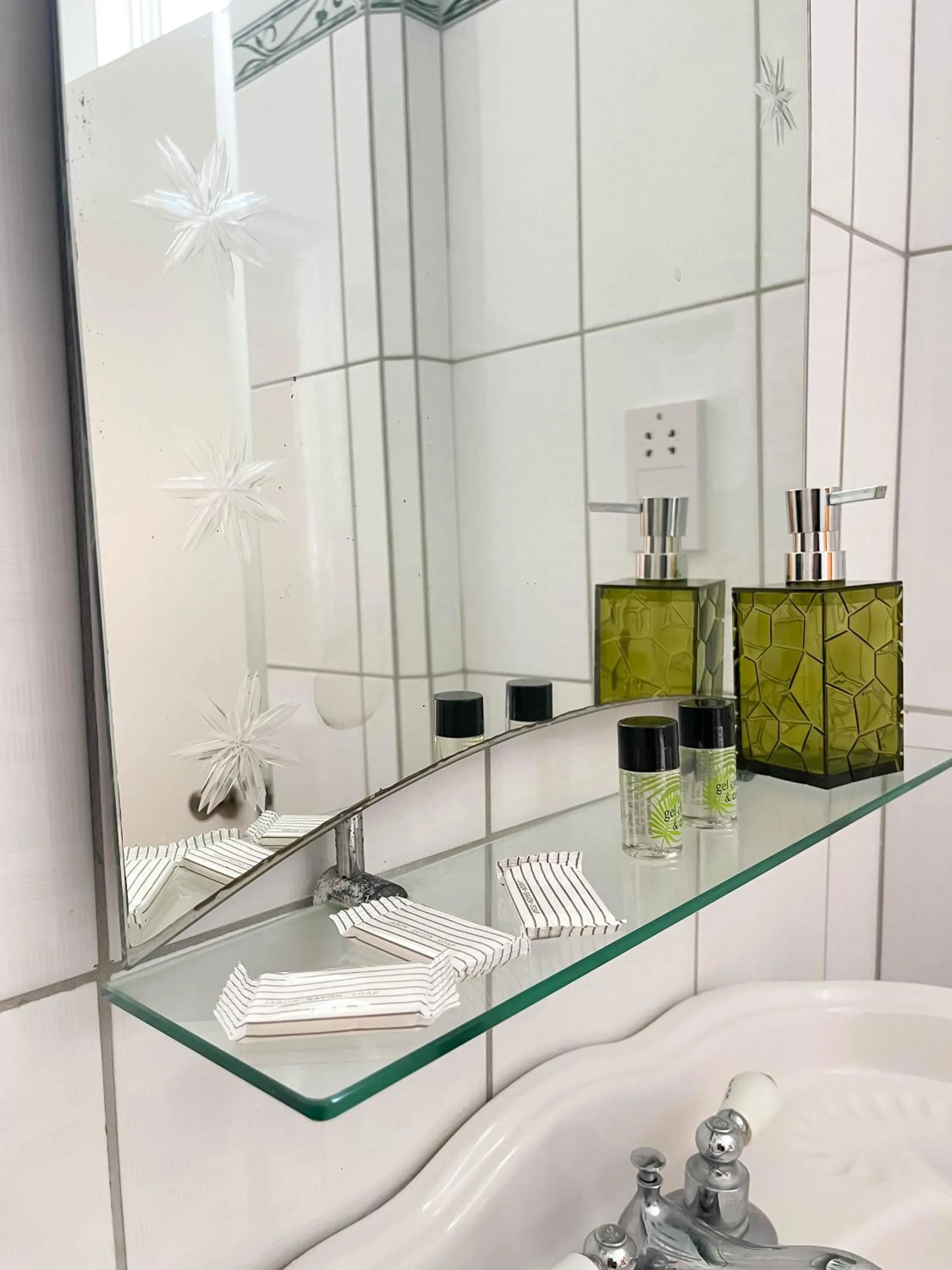 Bathroom in La Flamboyant Hotel