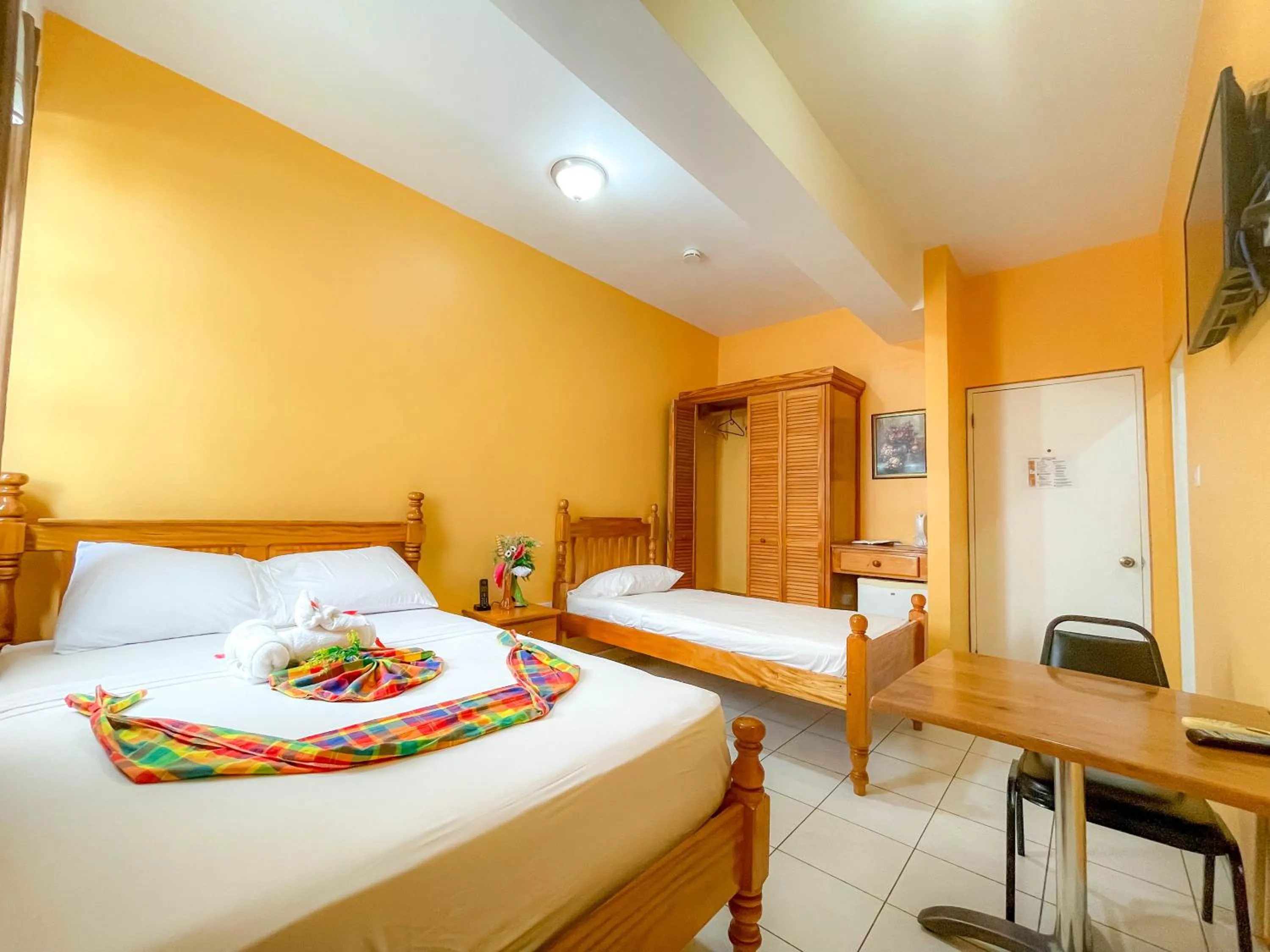 Bedroom, Bed in La Flamboyant Hotel