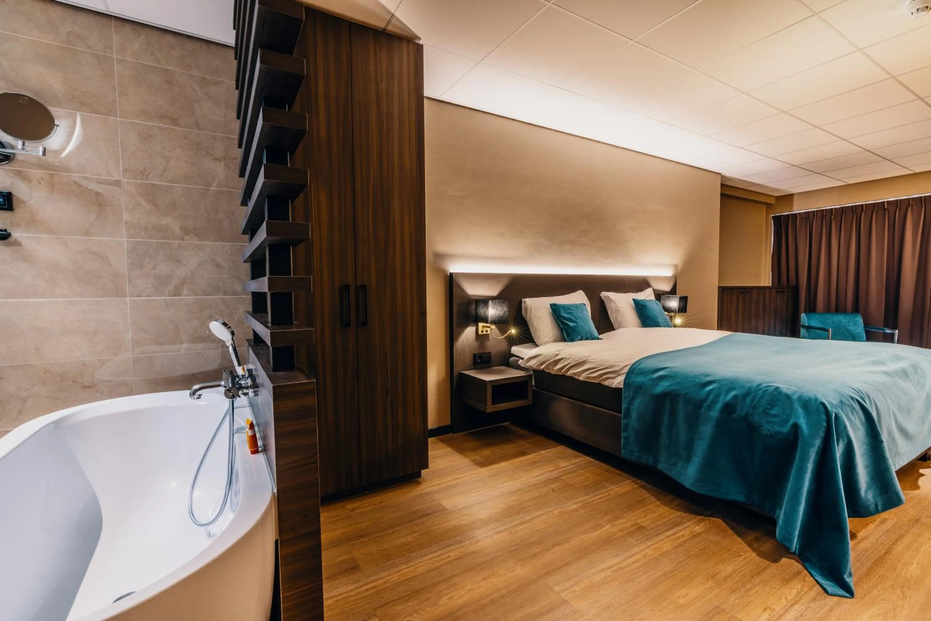 Bathroom, Bed in Hotel Hoogeveen