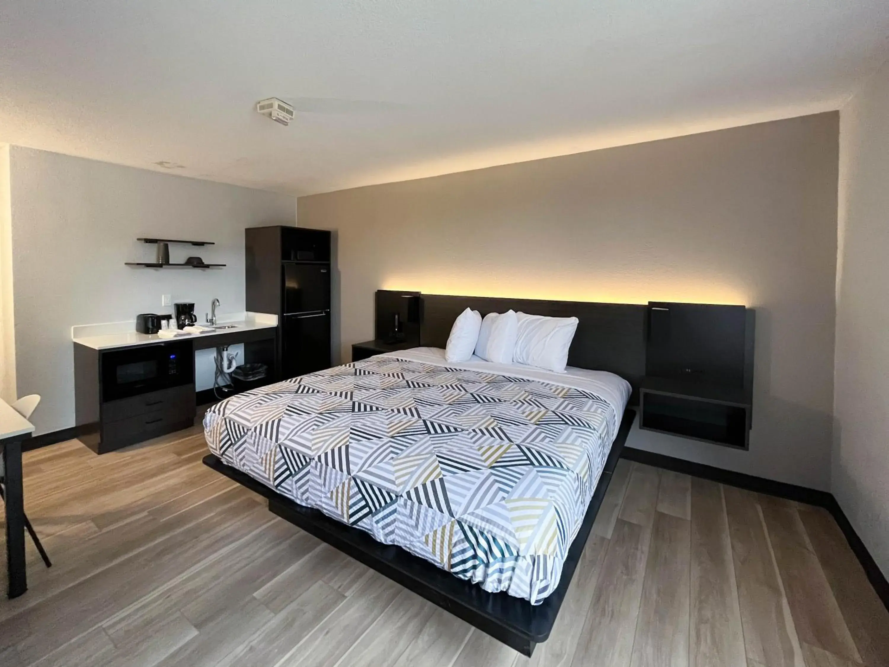 King Room - Disability Access - Non-Smoking in Studio 6 Nacogdoches TX SFA University King Room - Disability Access - Non-Smoking in Studio 6 Nacogdoches TX SFA University