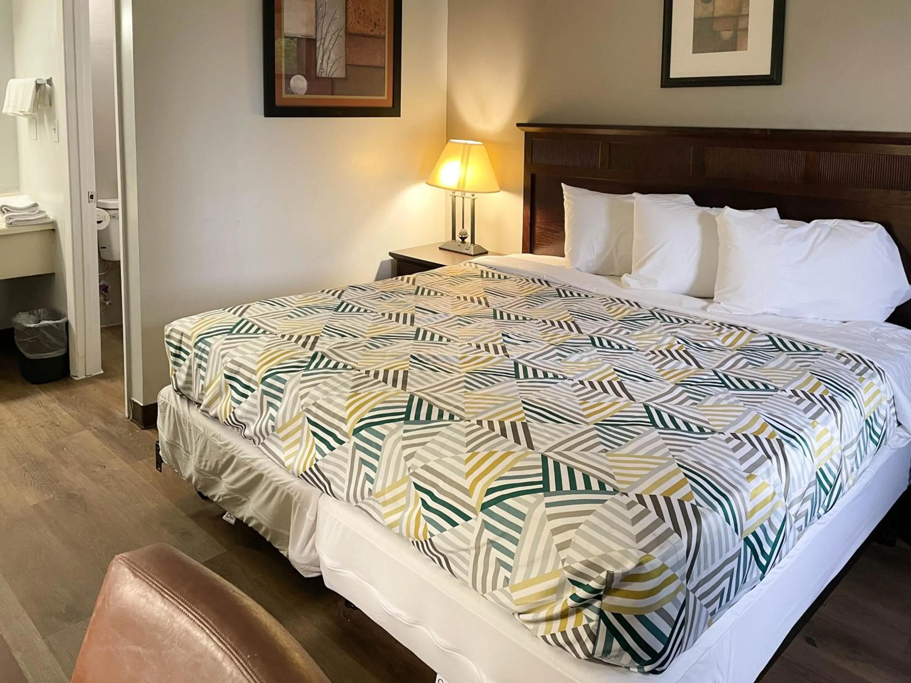 Bedroom, Bed in Suites Wytheville VA