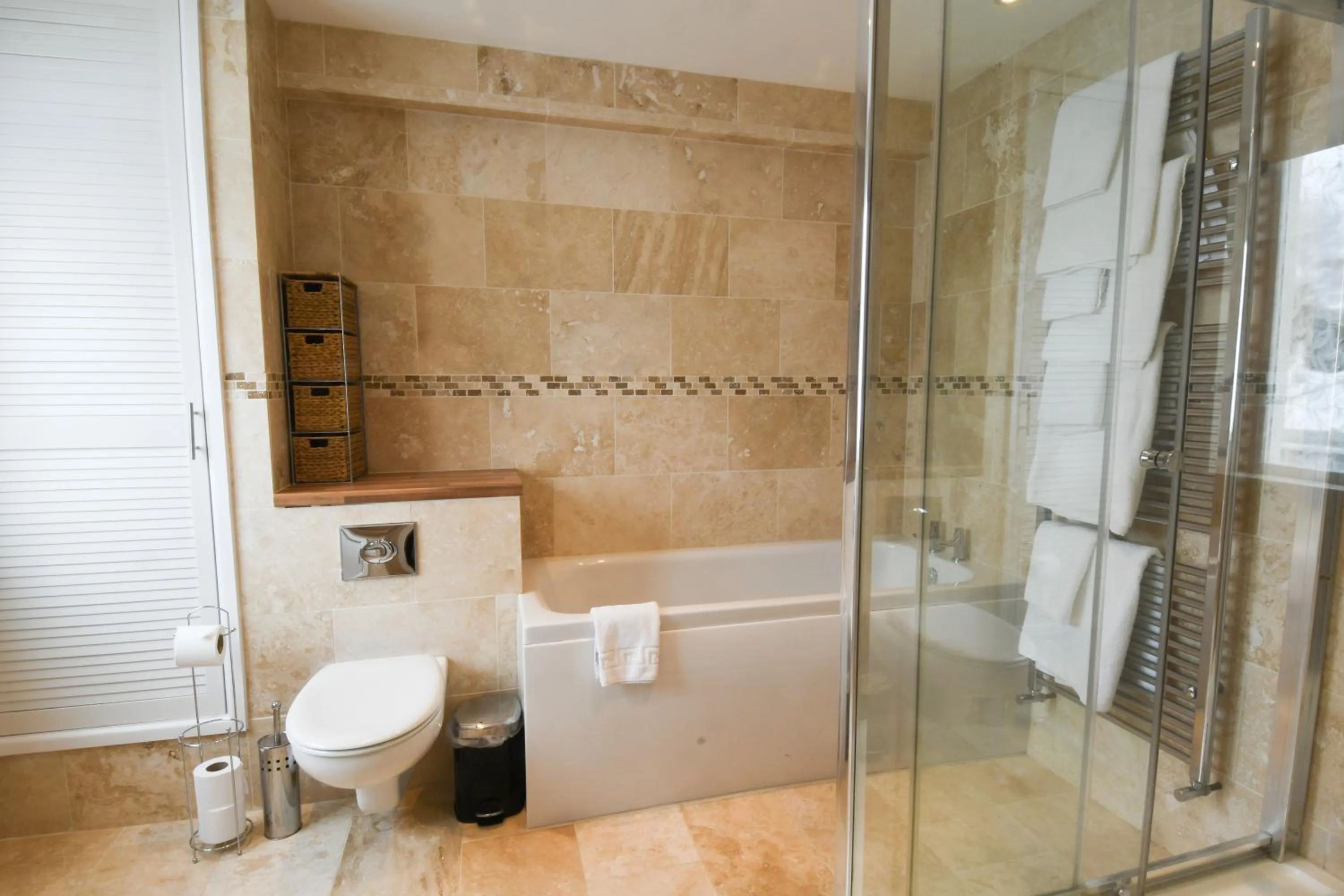 Shower in Marsham Court Hotel