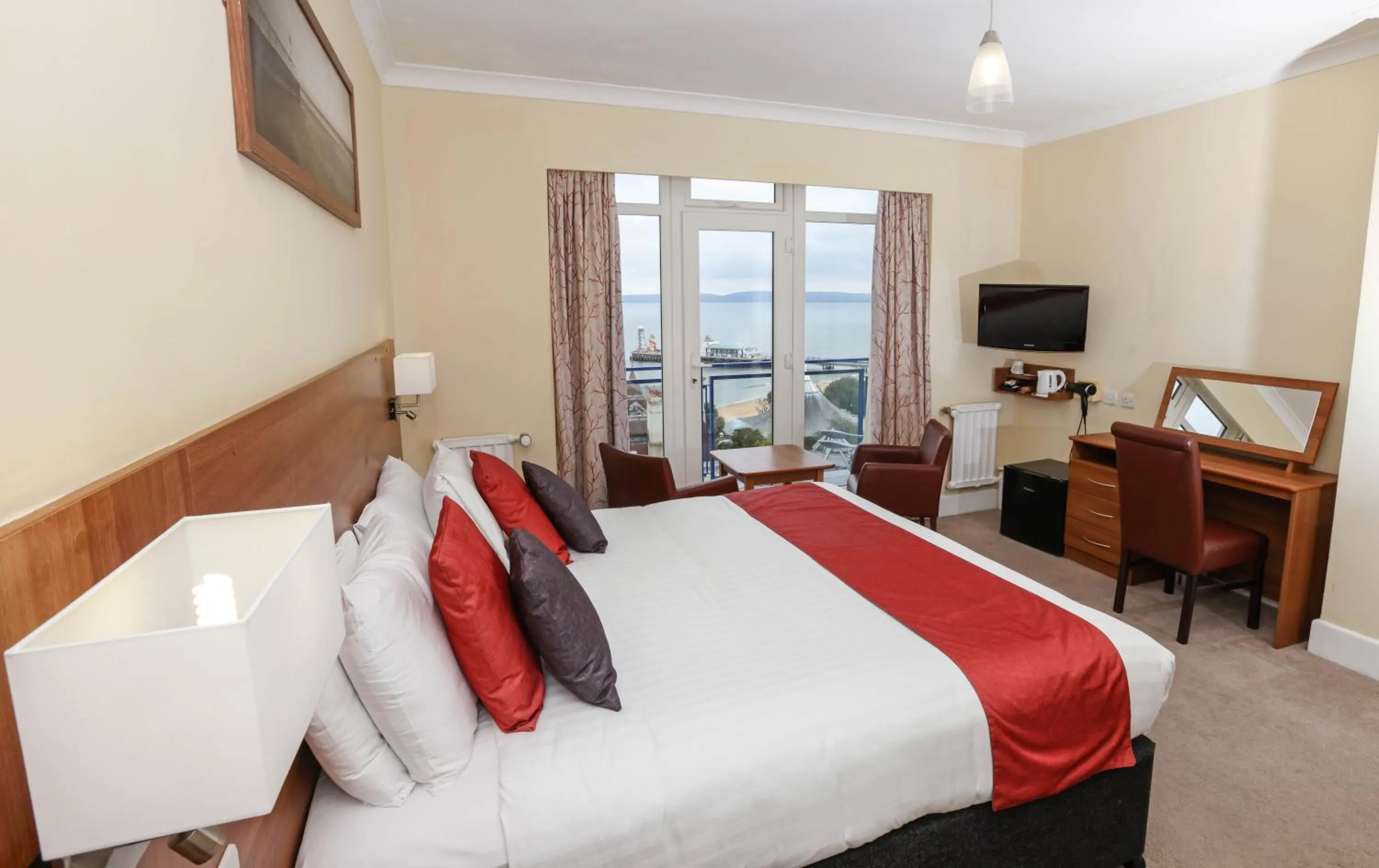 Balcony/Terrace, Bed in Marsham Court Hotel