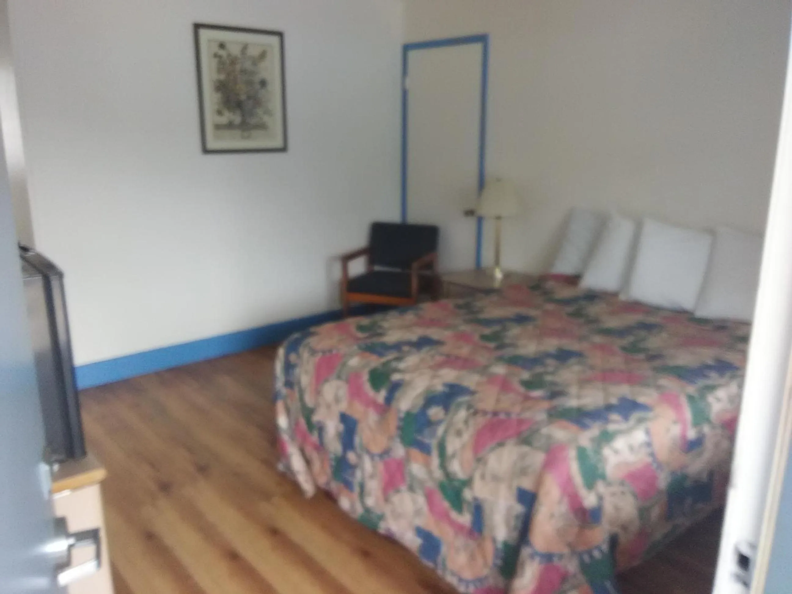 Photo of the whole room, Bed in Trail Motel