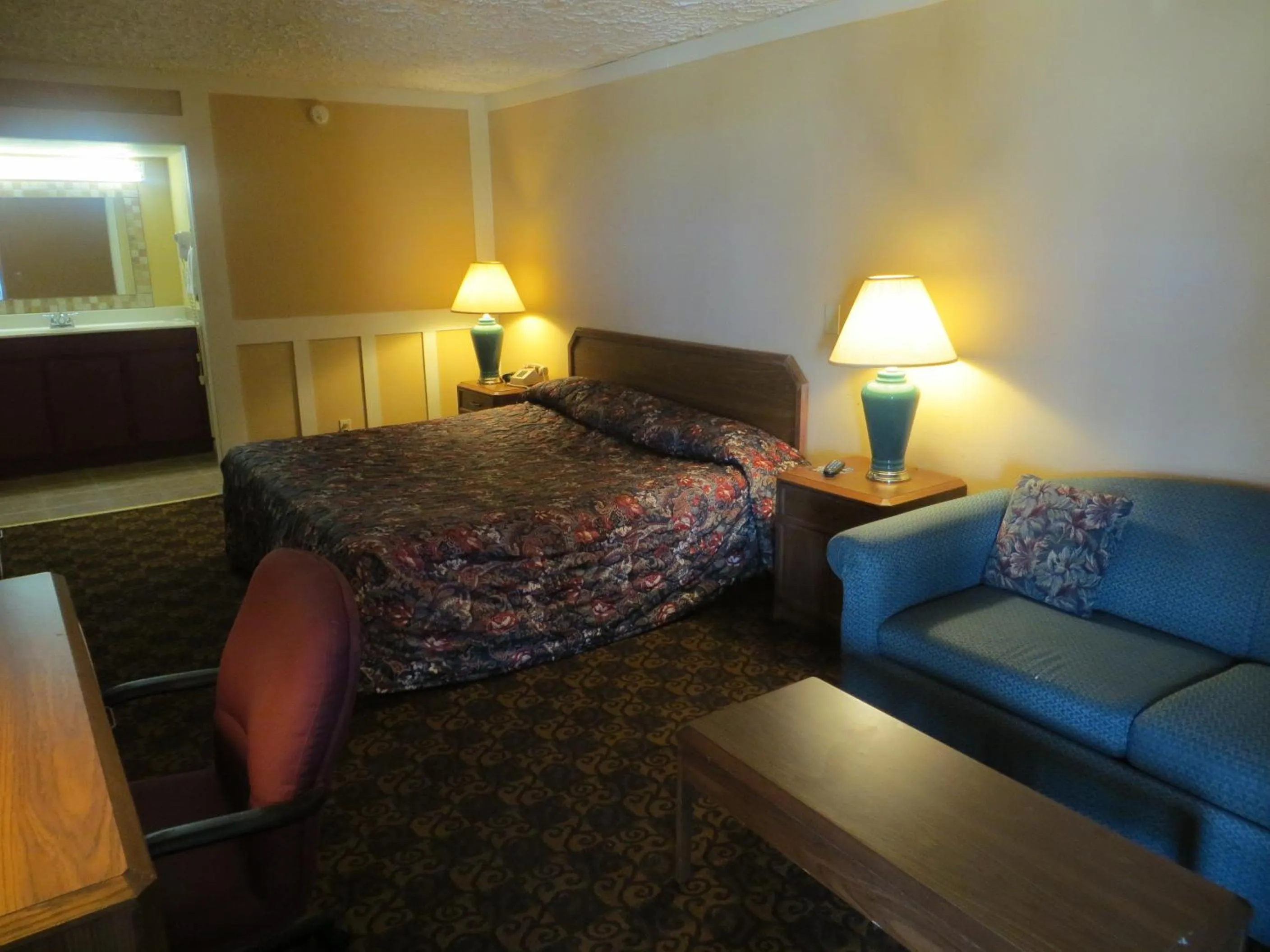 Photo of the whole room in Executive Inn Wichita