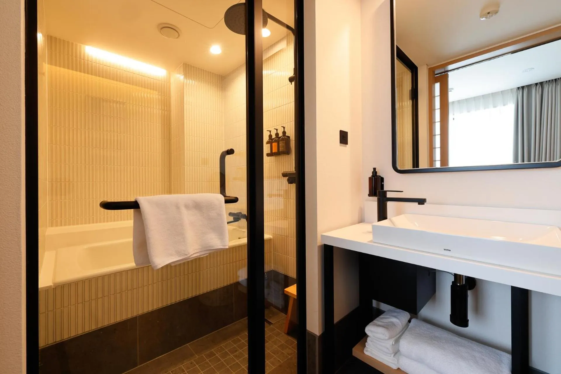 Bath, Bed in Nozo Hotel