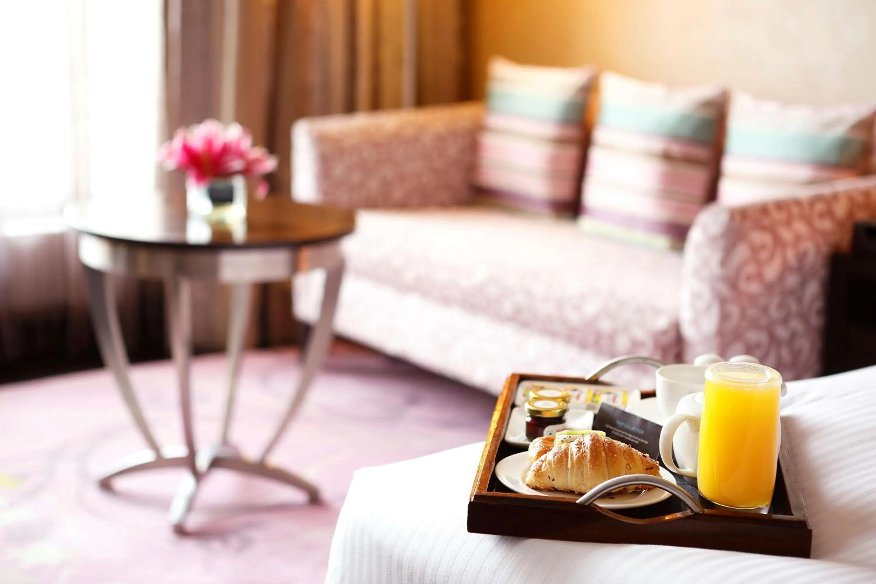 Living room, Bed in Hilton Jaipur