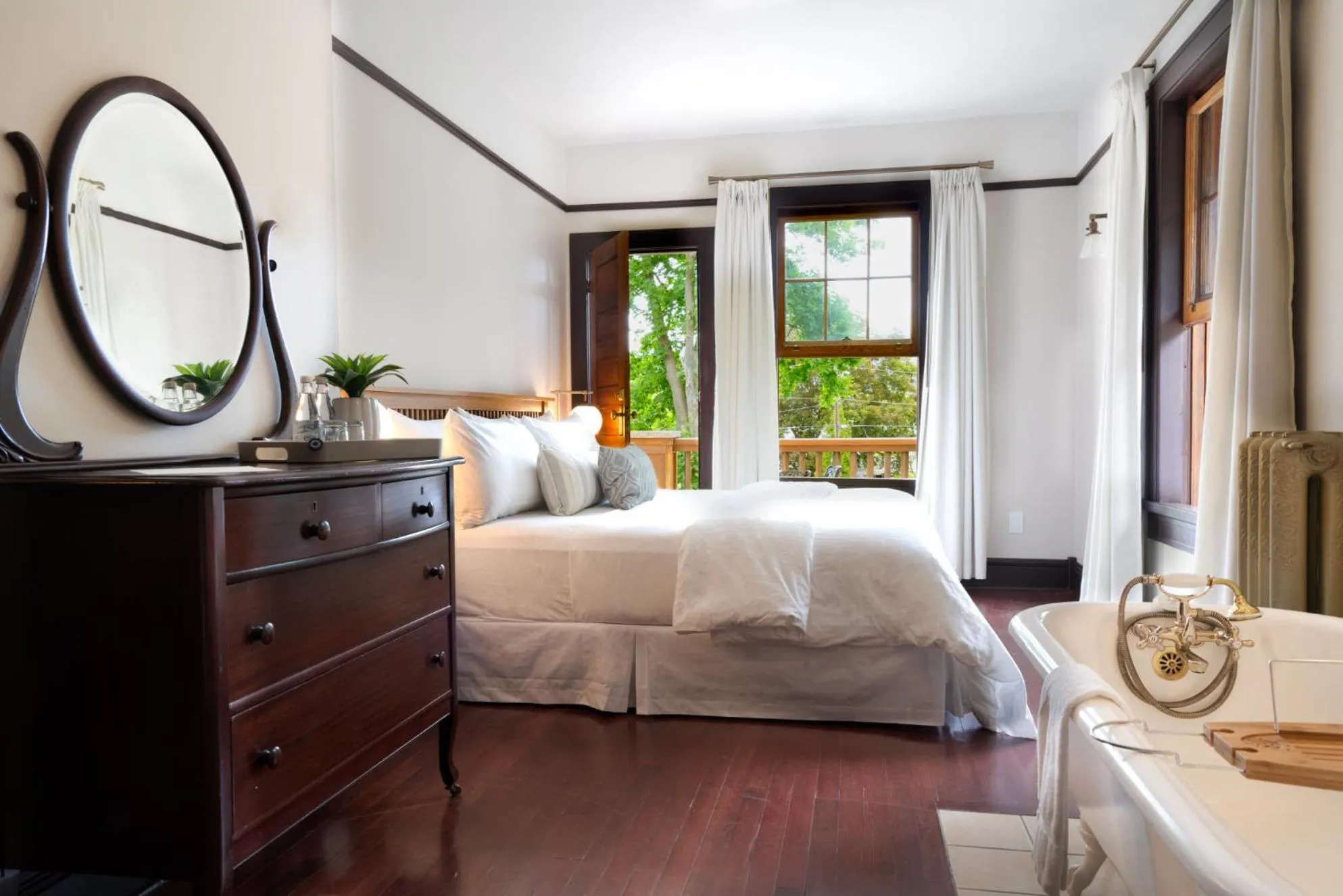 Photo of the whole room in Naramata Inn