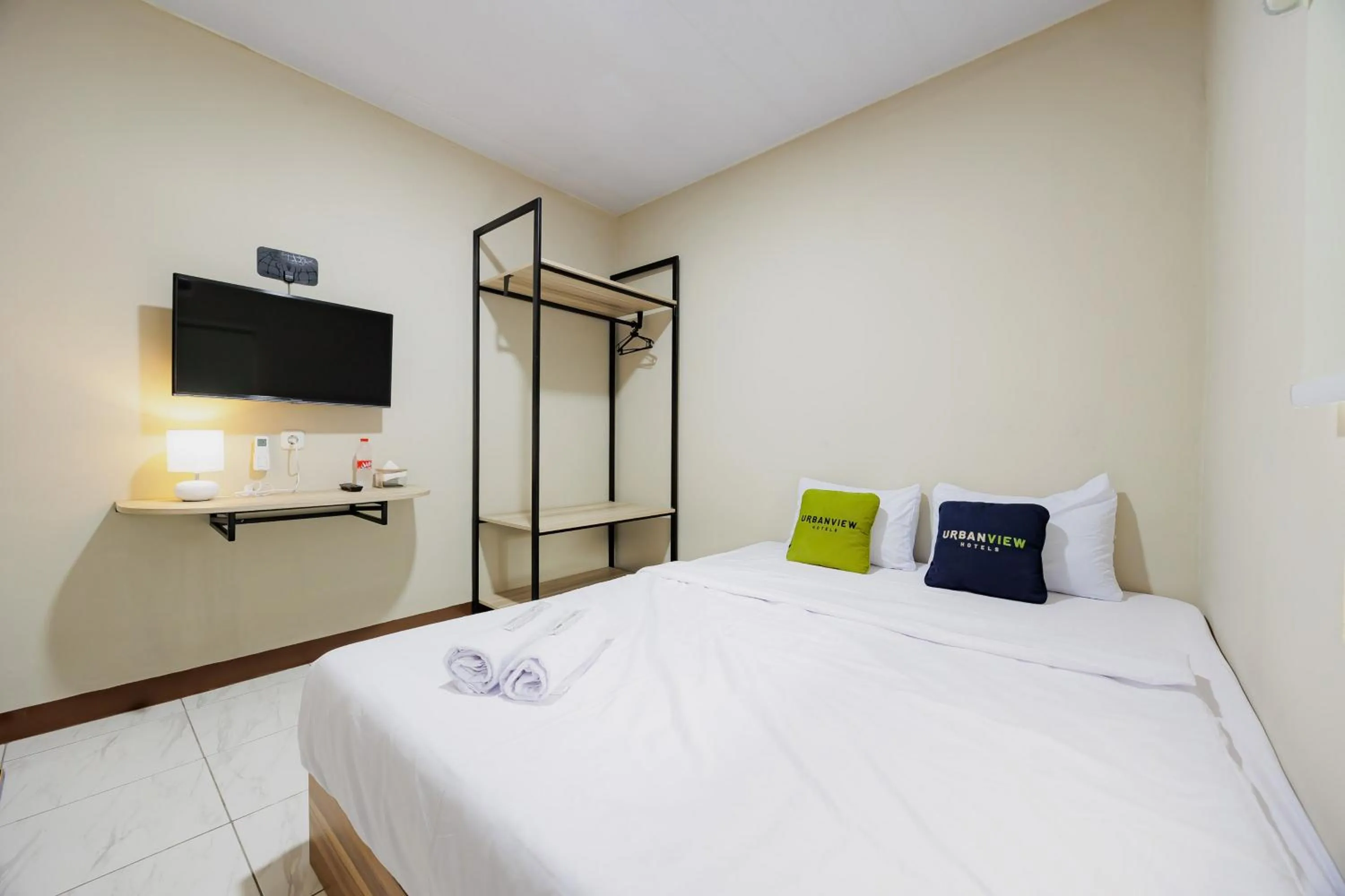 Bedroom, Bed in Urbanview Petukangan Mansion Jakarta