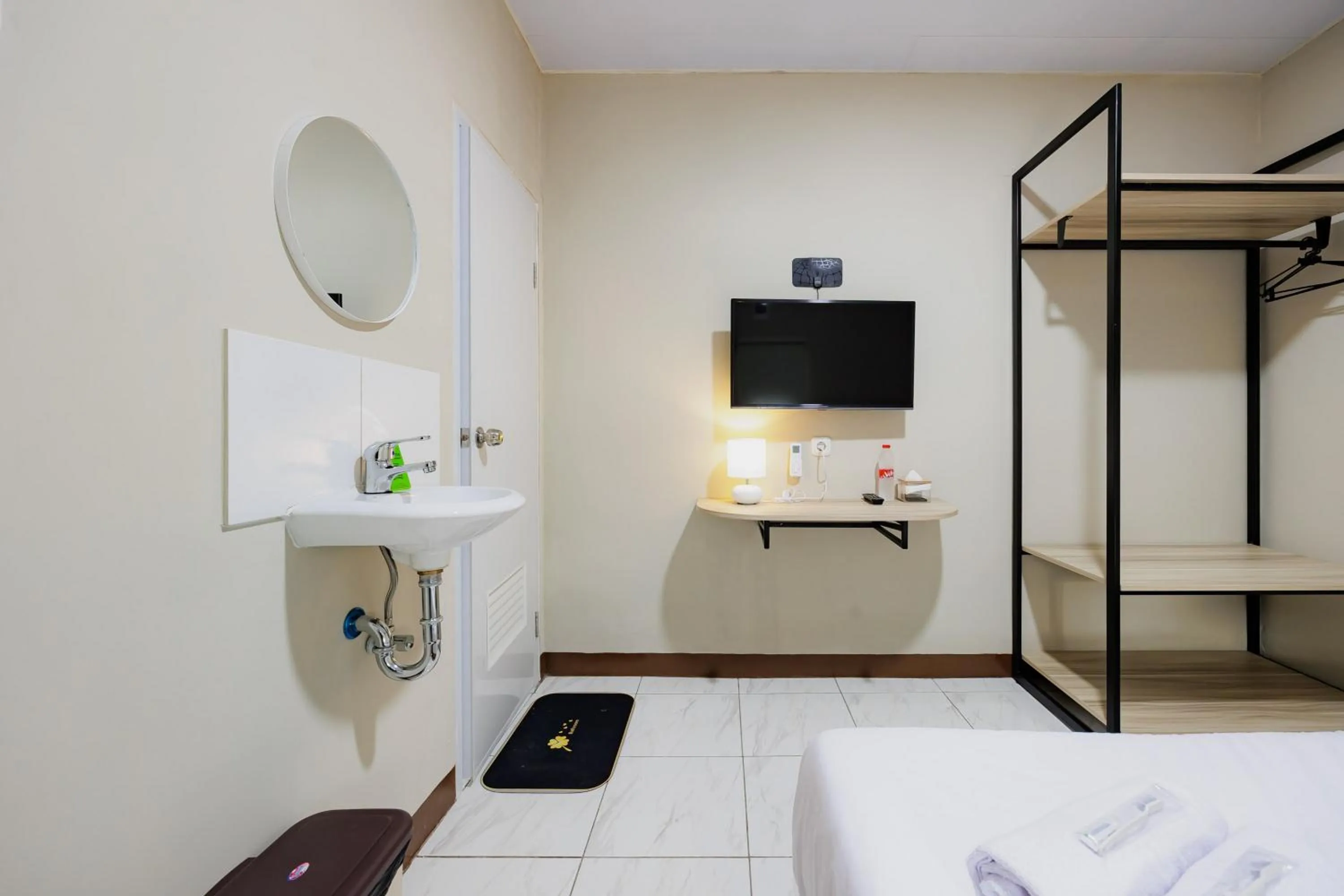 Bedroom, Bed in Urbanview Petukangan Mansion Jakarta