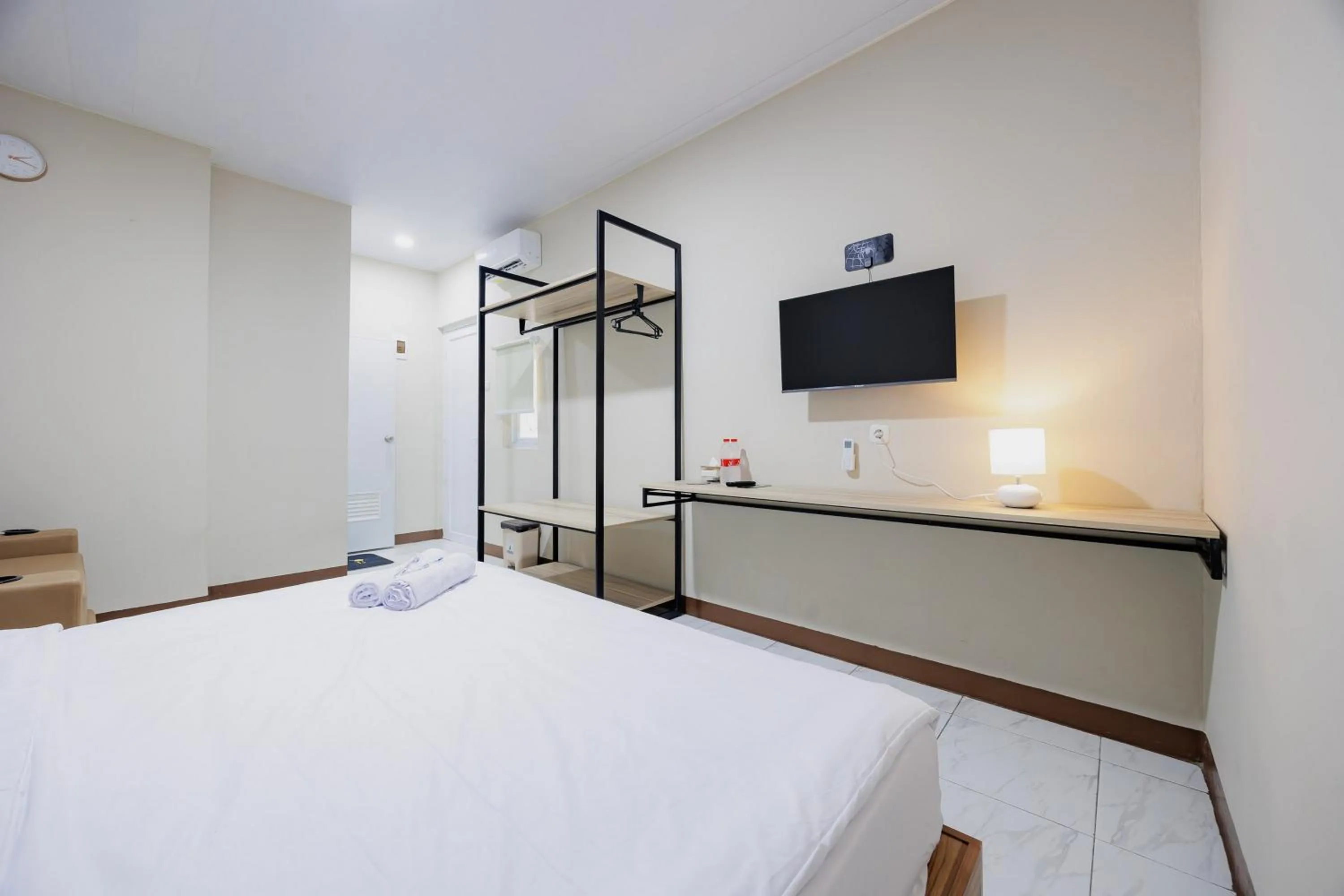 Bedroom, Bed in Urbanview Petukangan Mansion Jakarta