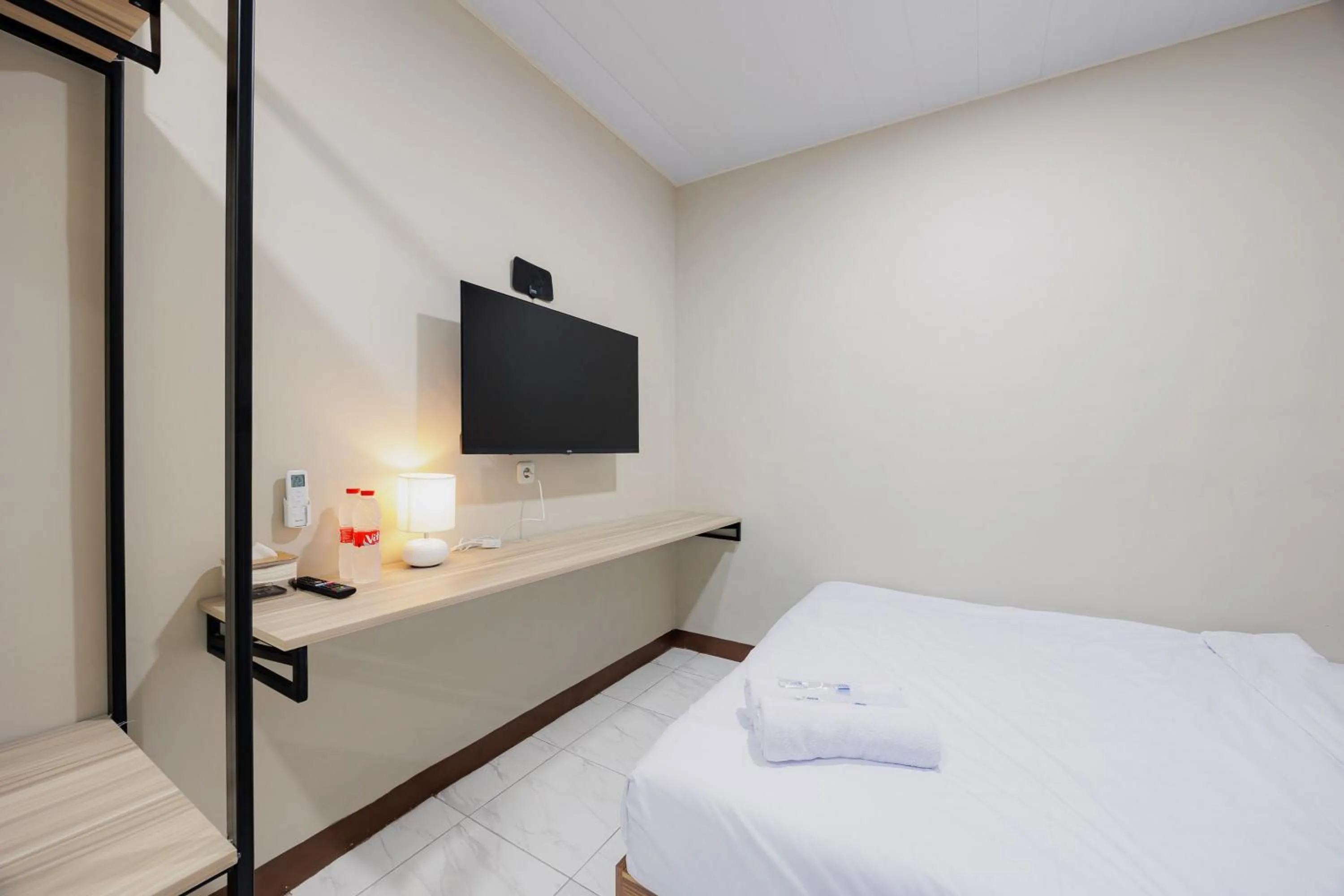 Bedroom, Bed in Urbanview Petukangan Mansion Jakarta