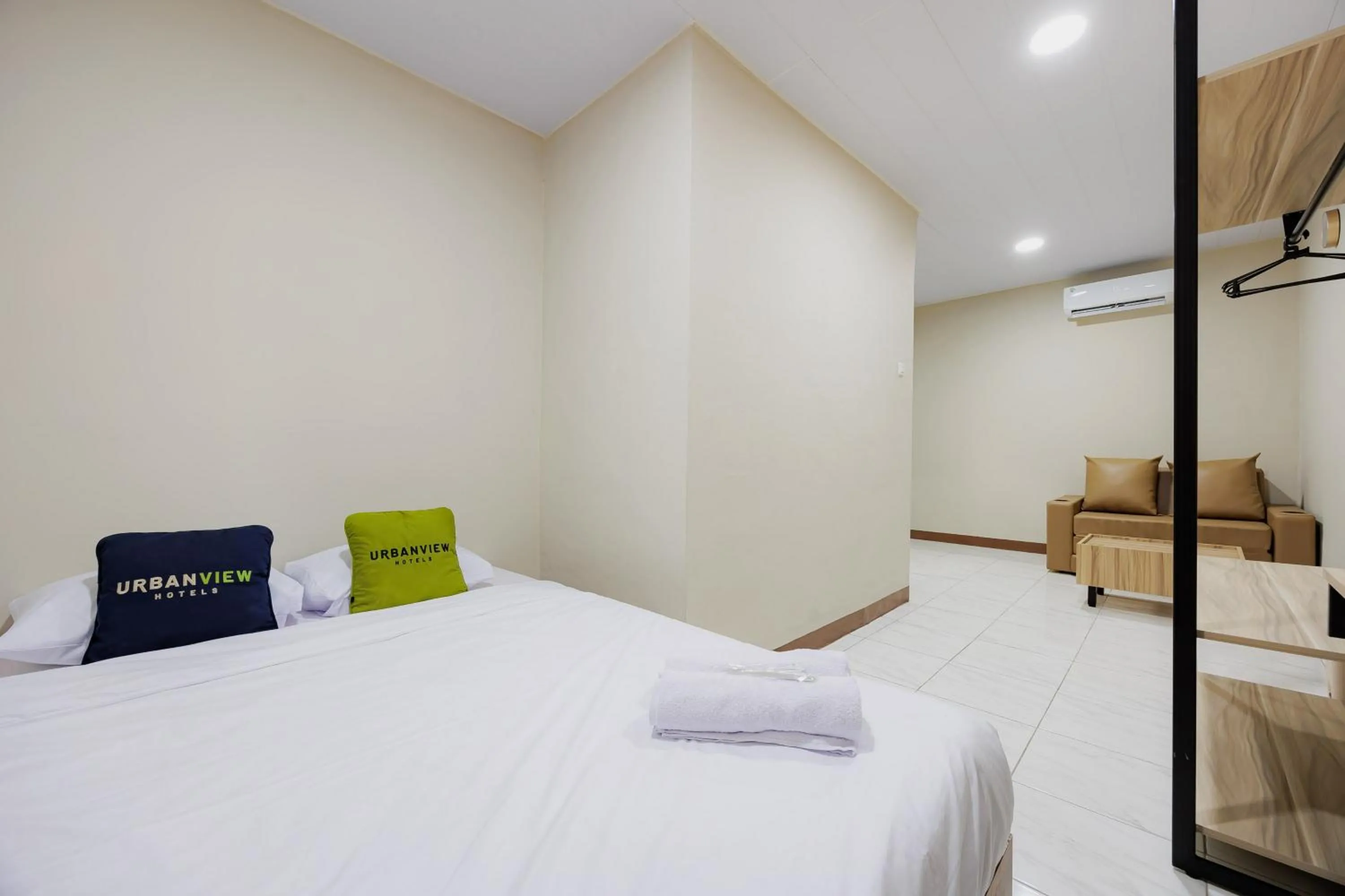 Bedroom, Bed in Urbanview Petukangan Mansion Jakarta