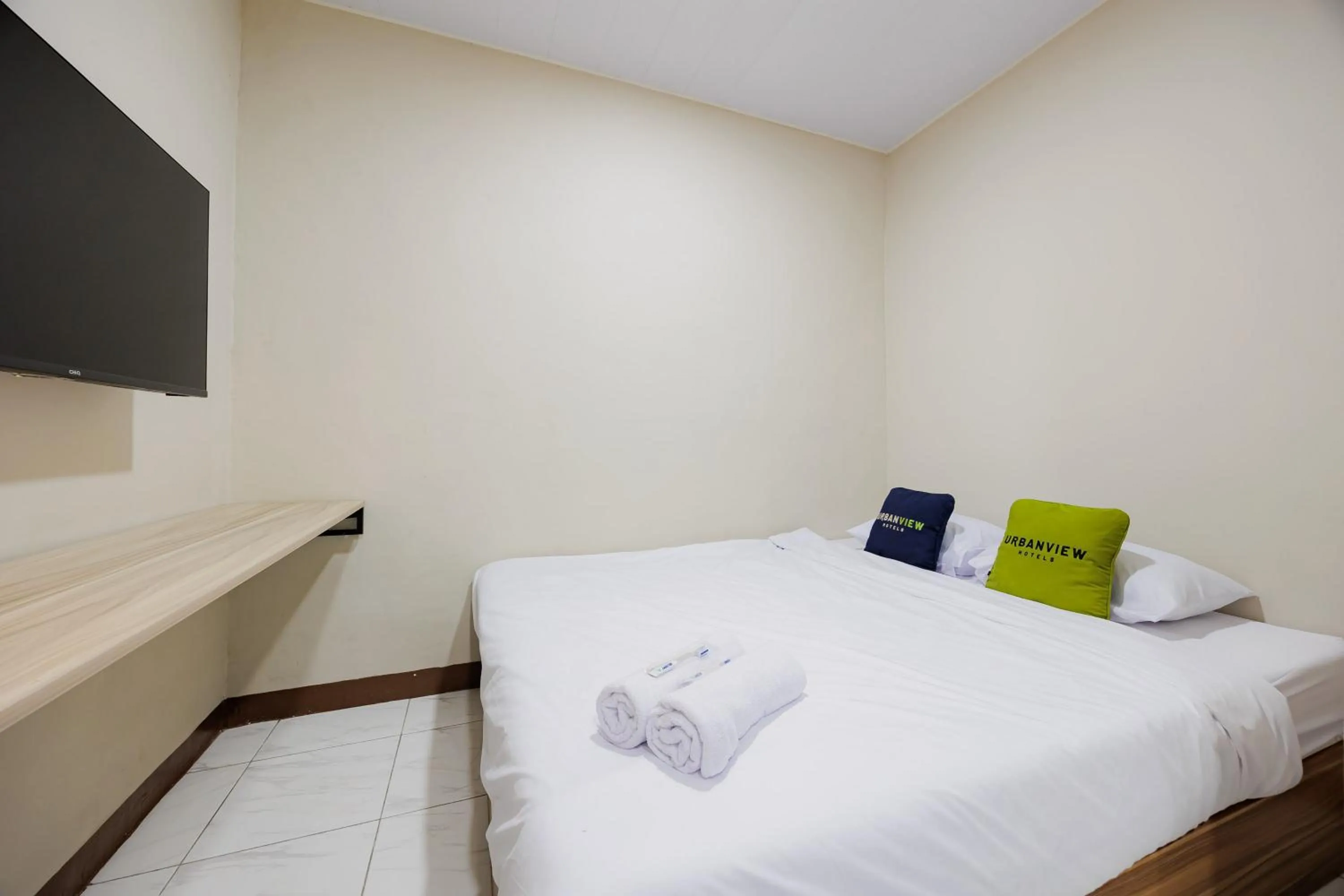 Bedroom, Bed in Urbanview Petukangan Mansion Jakarta