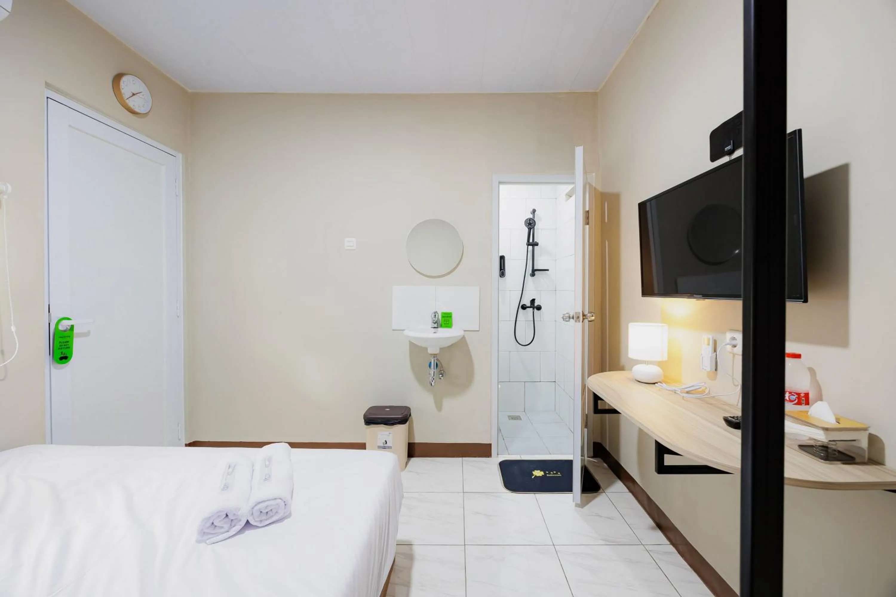 Bedroom, Bed in Urbanview Petukangan Mansion Jakarta