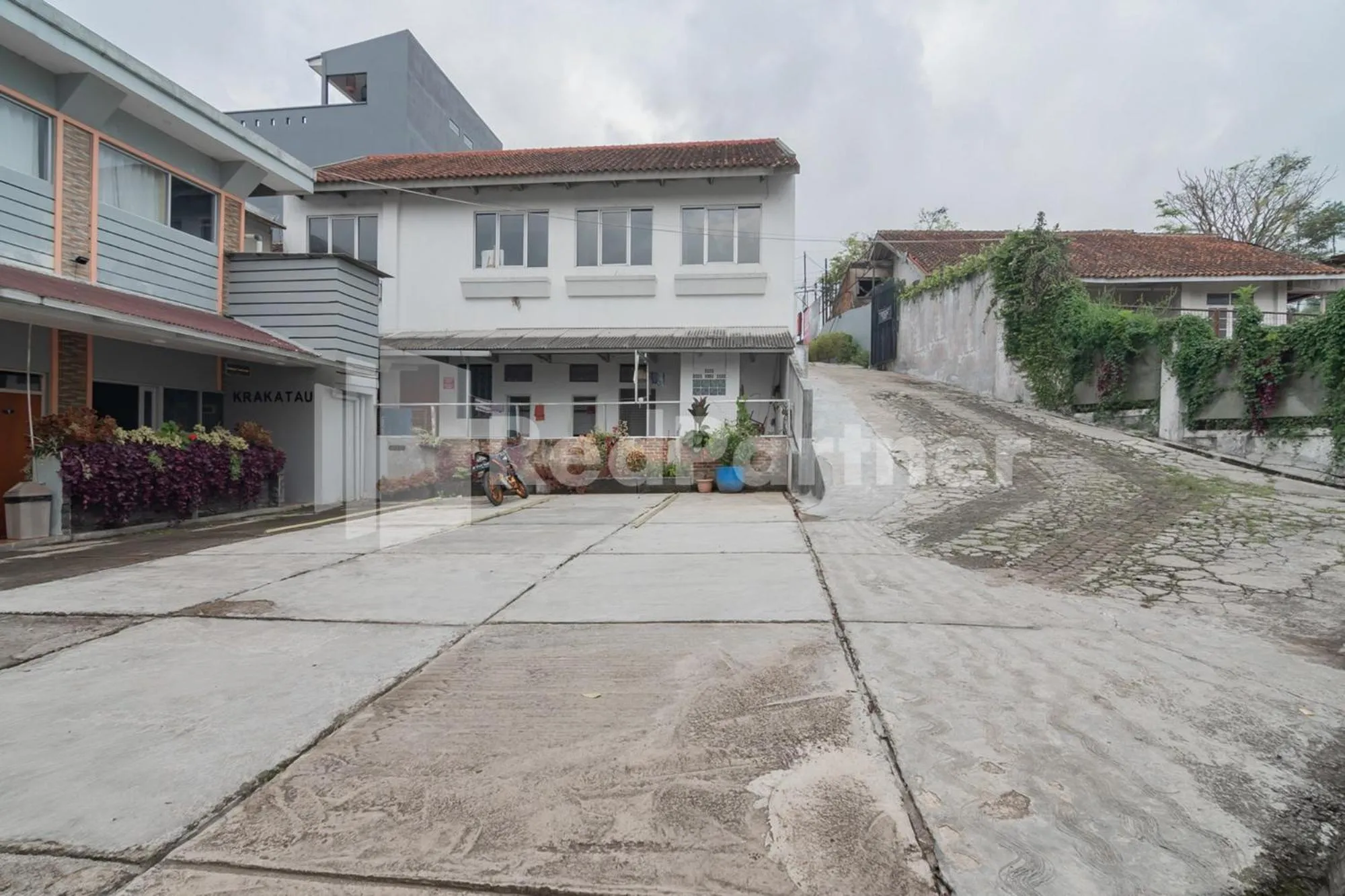 Parking in D'Valley View Lembang Mitra RedDoorz