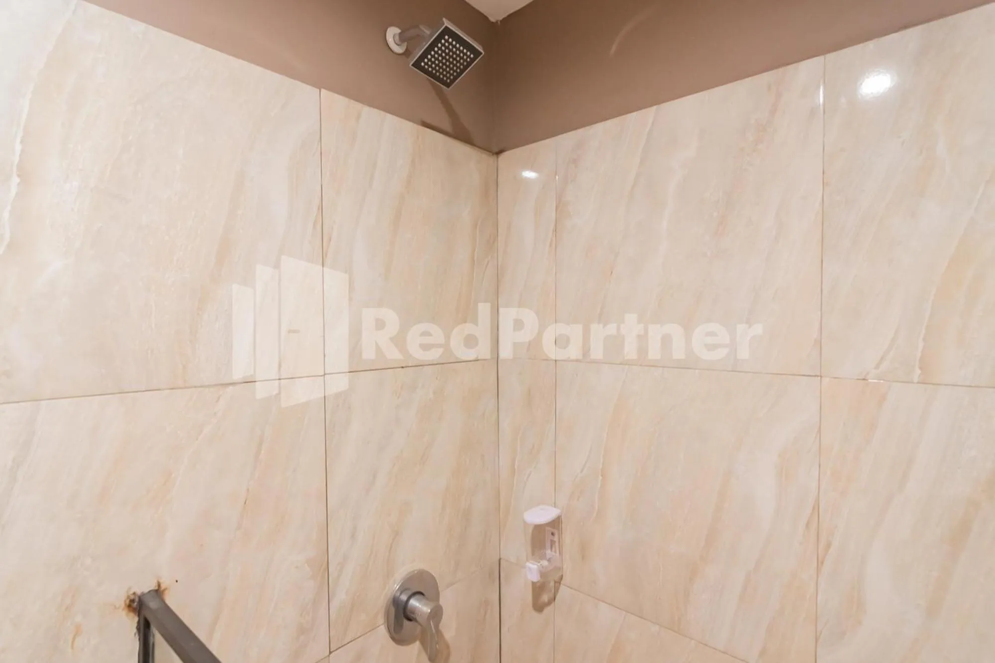 Shower in D'Valley View Lembang Mitra RedDoorz